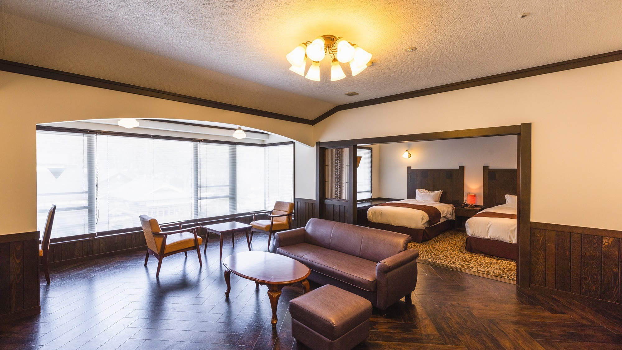 [特別房間“Nanakamado”]讓人想起過去美好時光的莊嚴時光。這是蔦溫泉旅館的第一間西式客房。