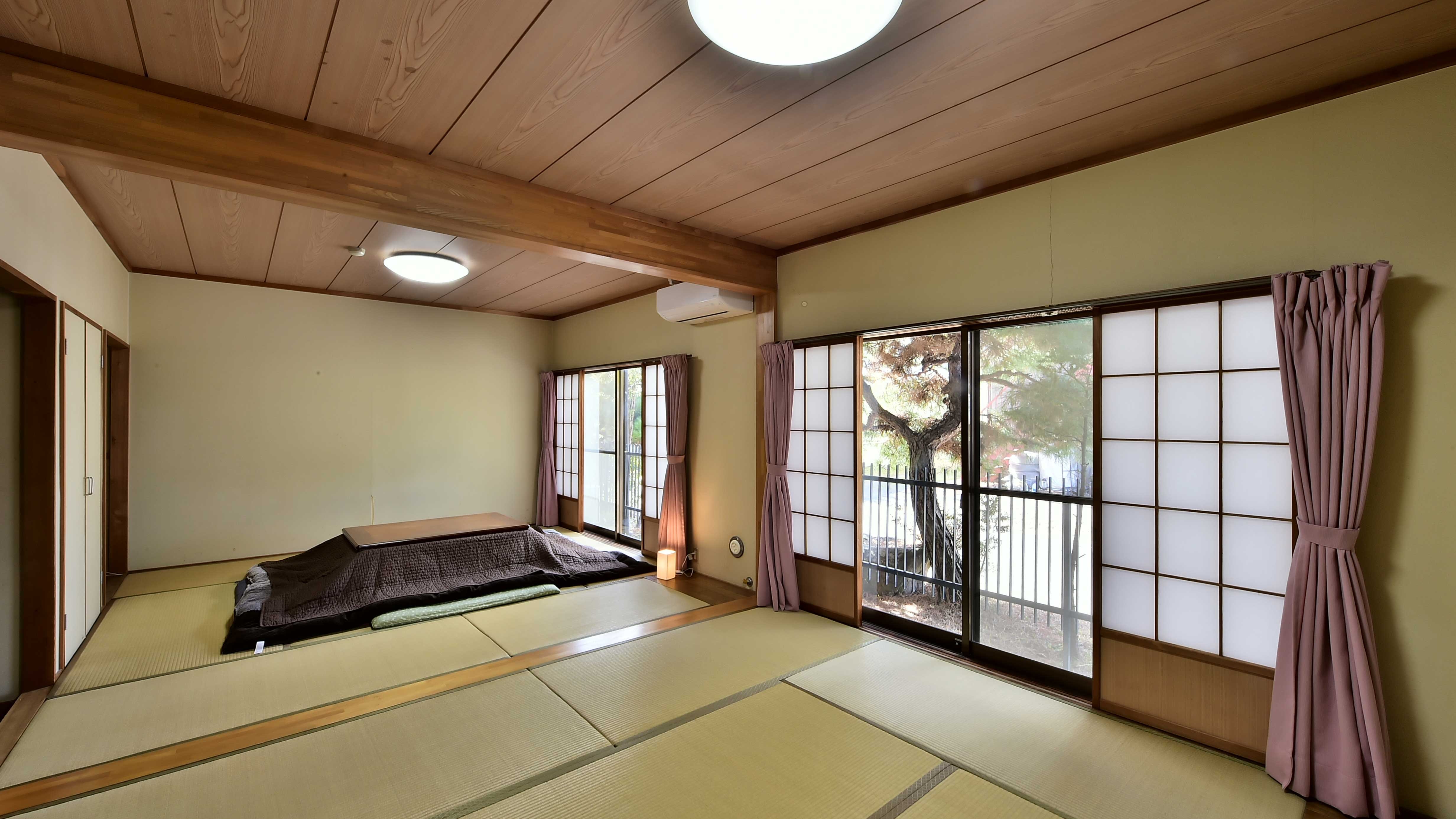 Japanese-style room (16 tatami mats) (no bath or toilet)
