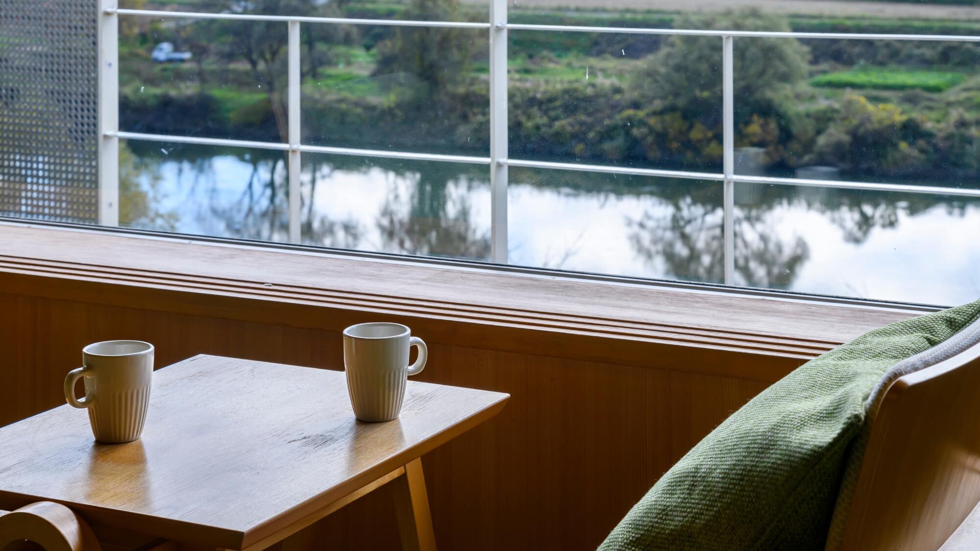 [Room] Relax in a room with a view of the Mogami River