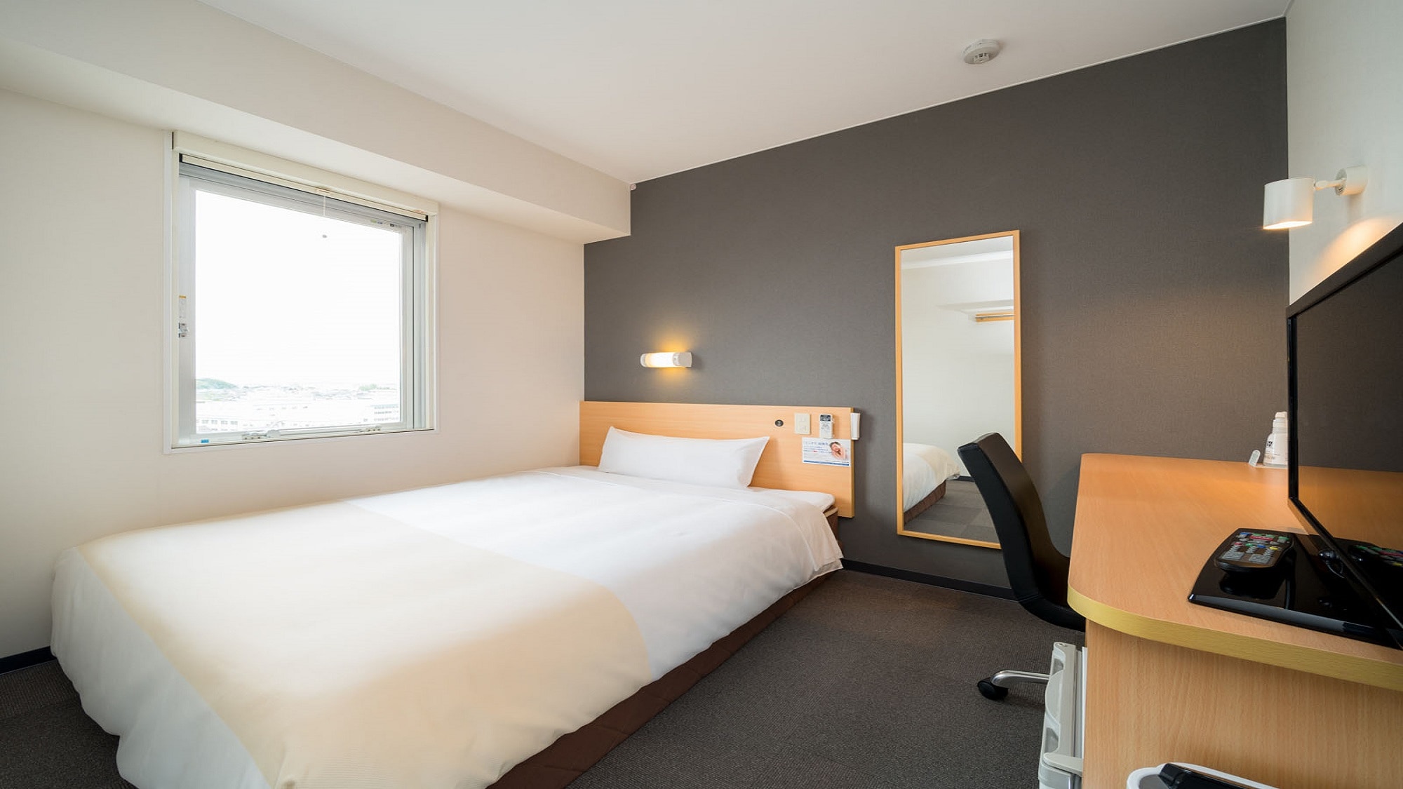 A 150cm wide bed and a mattress with just the right amount of firmness will ensure you a good night's sleep.