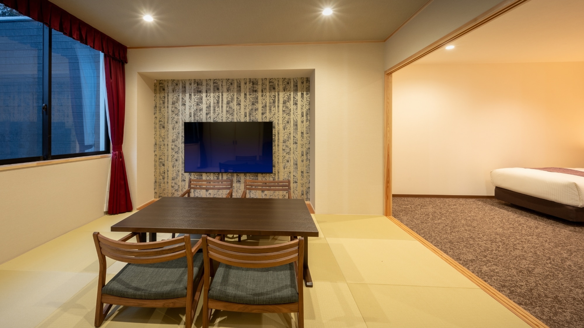 The azuki bean color creates a calming atmosphere. A full range of facilities and amenities ensure a comfortable stay (HAGI)