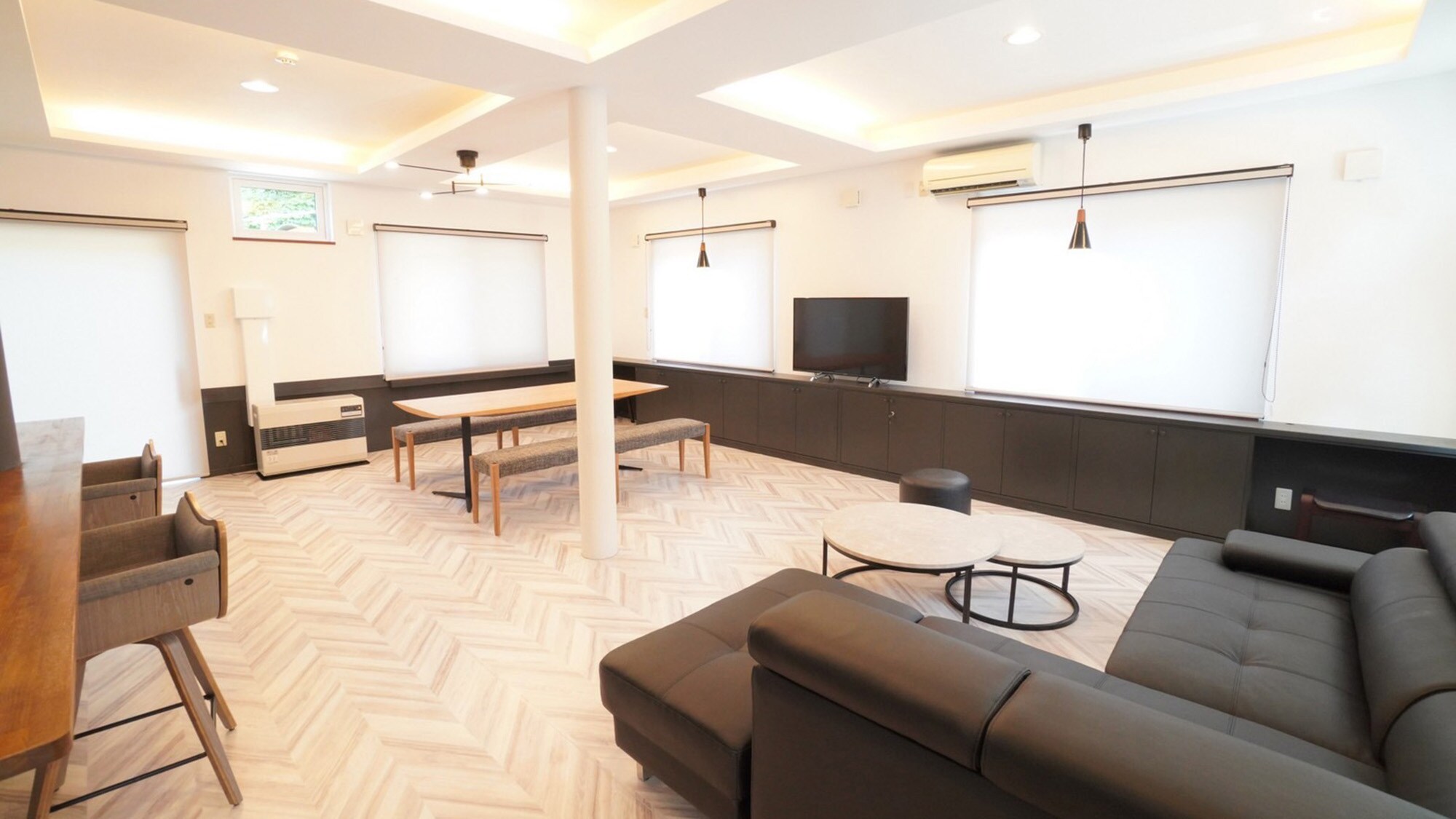 ・[Ruang tamu] Kamar yang dilengkapi dengan semua fasilitas yang diperlukan, memungkinkan Anda untuk tinggal seolah-olah Anda benar-benar tinggal di sana.
