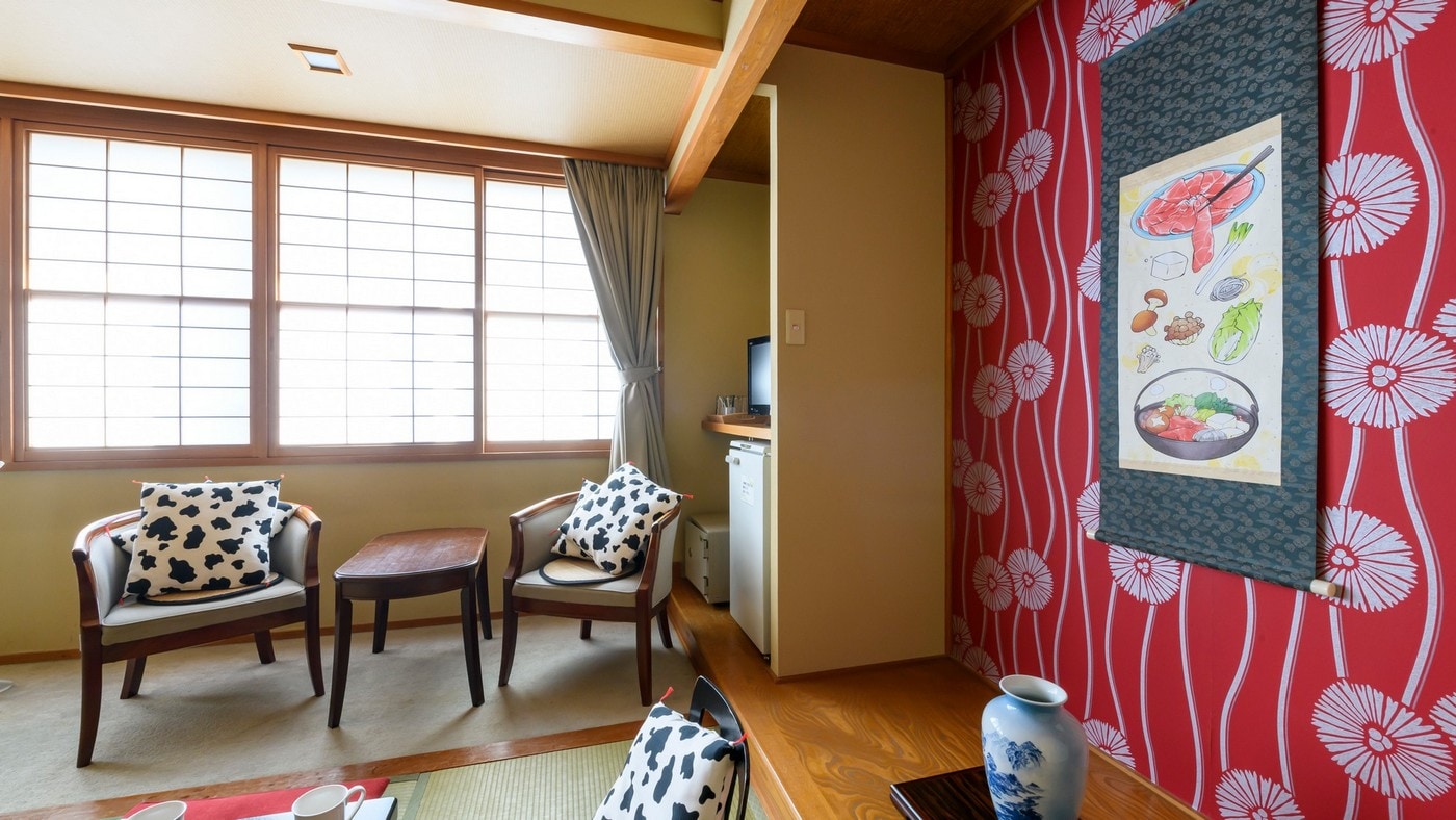 [Sukiyaki Room] The interior is decorated with appetizing red and a peaceful Holstein pattern.