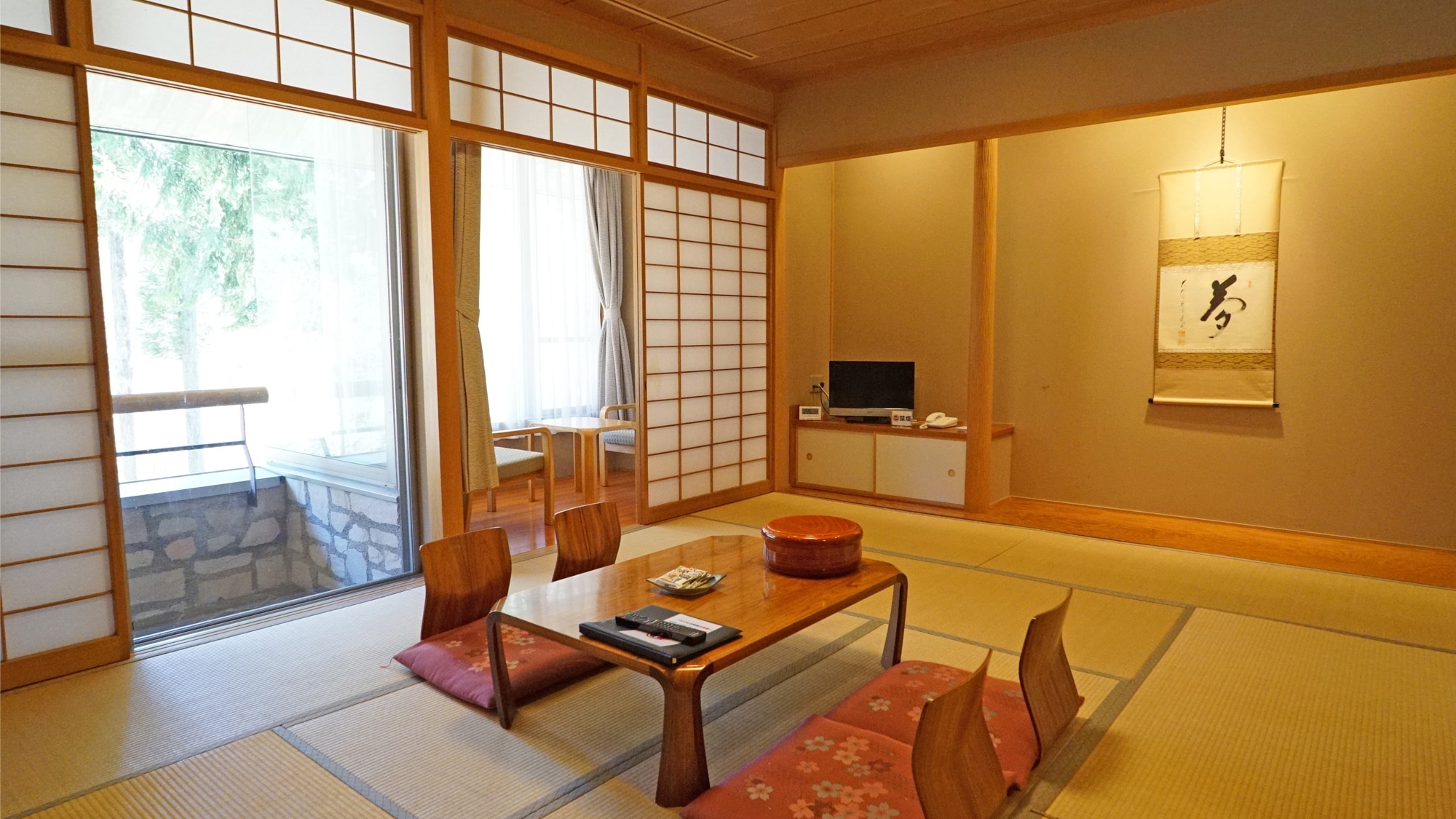 Pure Japanese-style room 10 tatami mats, capacity 6 people