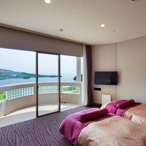 [Kamar Superior] Pertama kali di hotel kami! Kamar dengan tempat tidur menghadap ke laut di mana Anda bisa melihat Teluk Toba saat bangun tidur.