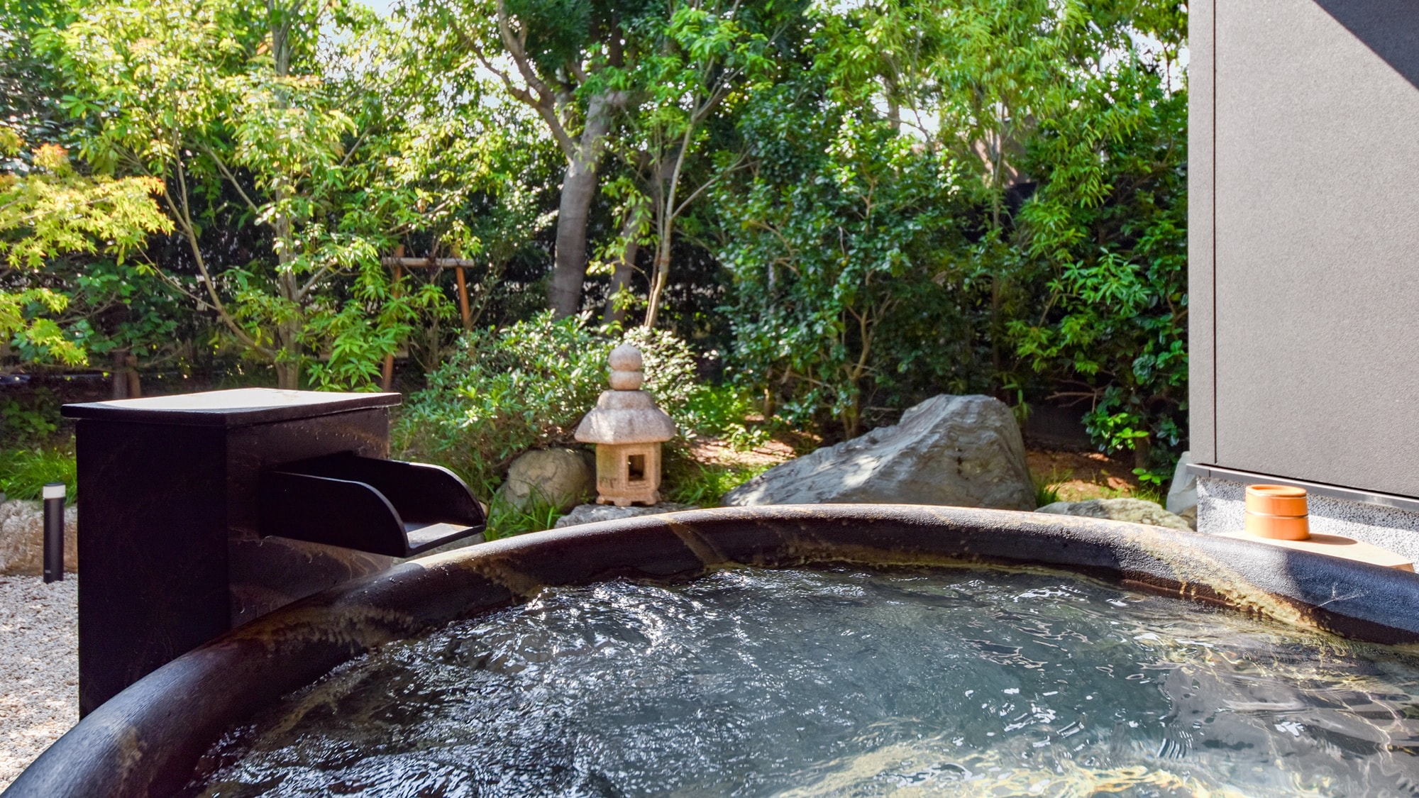 *[Room/Open-air bath (maple)] Open-air bath for families