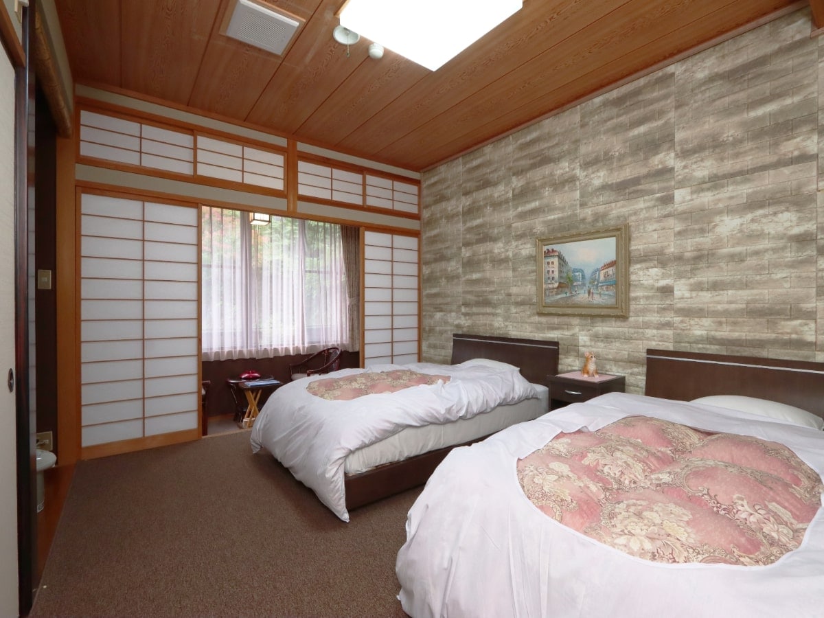 Jumlah kamar terbatas [kamar twin bergaya Jepang] dengan wastafel, toilet, dan pembatas lebar