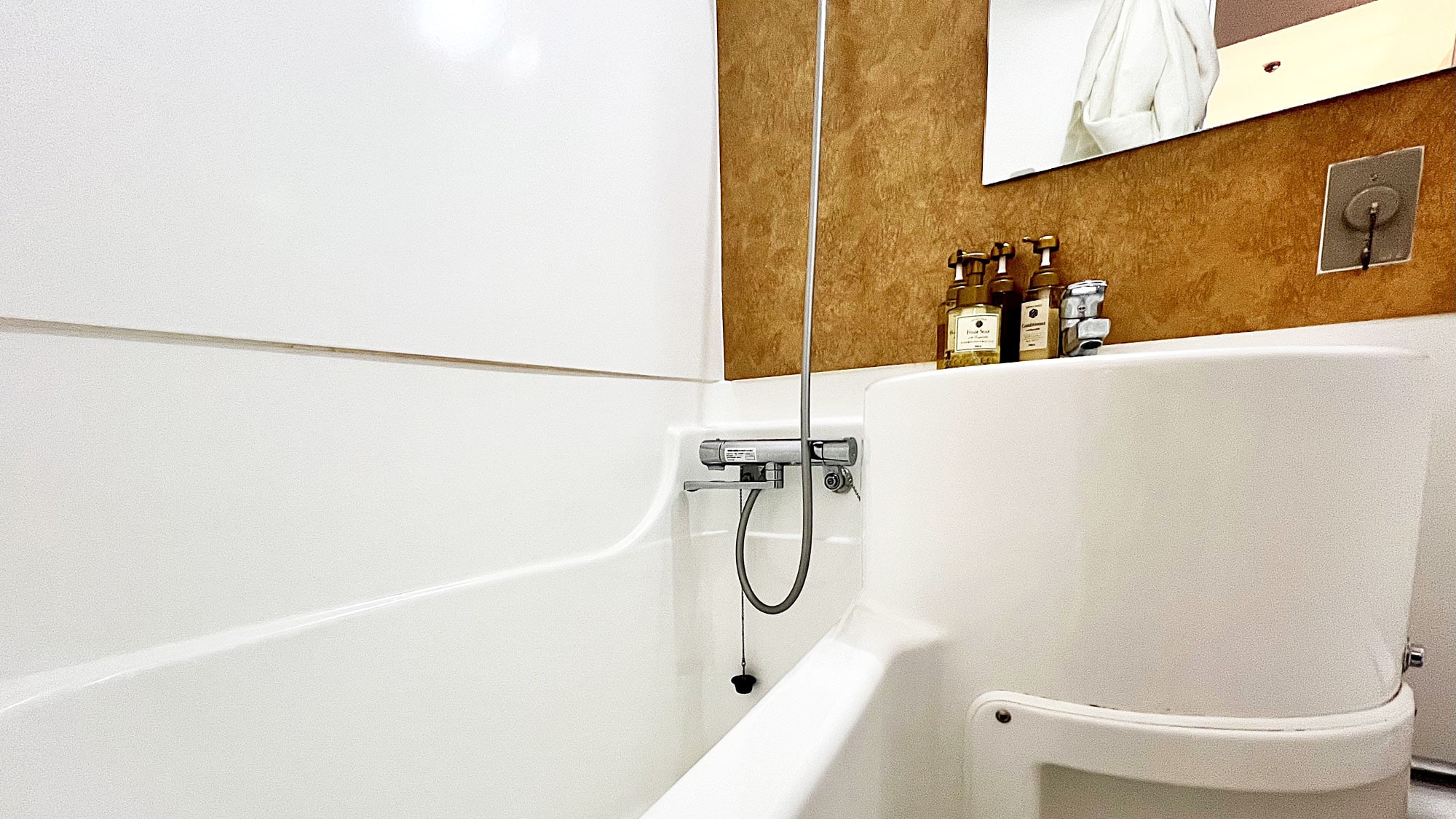 [Kamar Tamu: Kamar Double Standar Bebas Rokok dengan Bathtub]