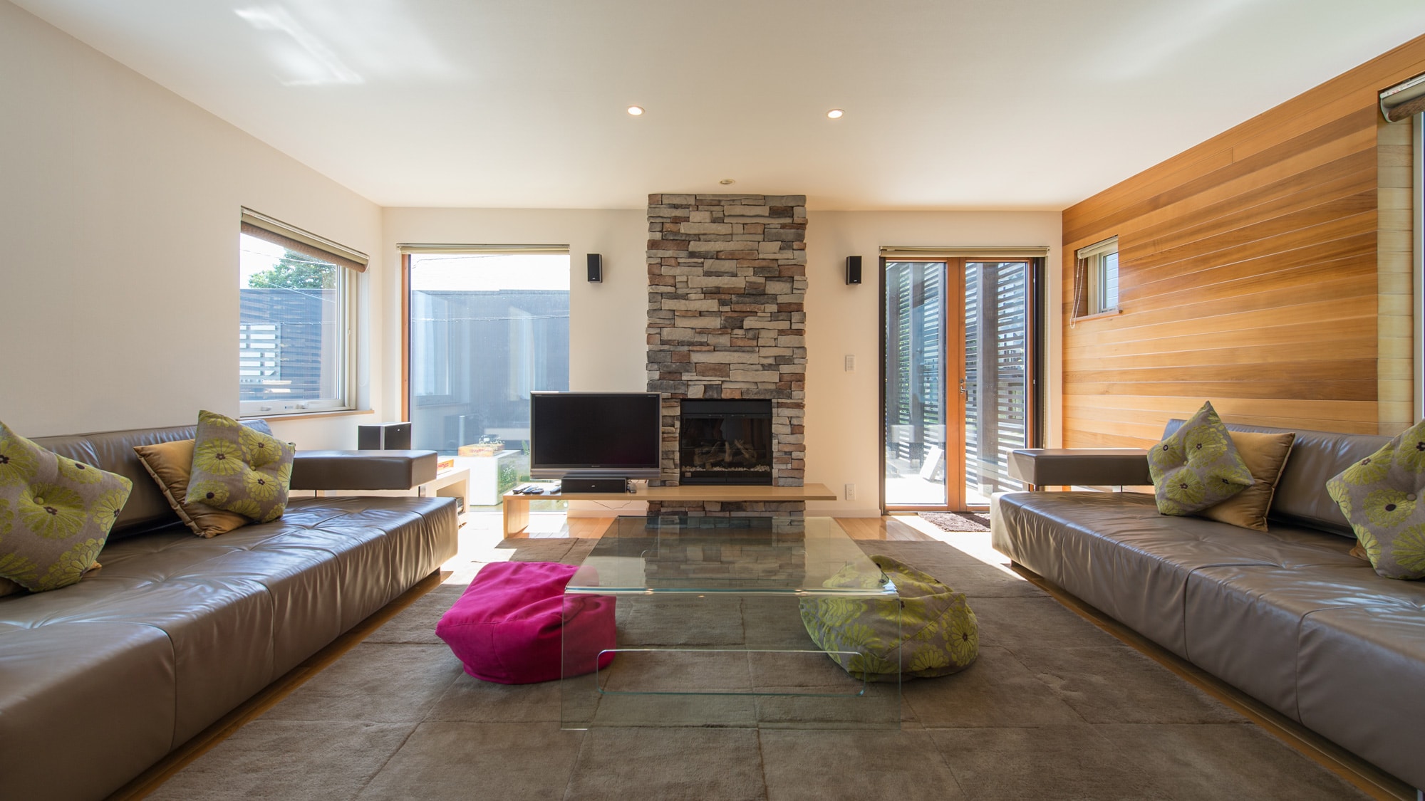 A spacious living room that can accommodate a large number of people