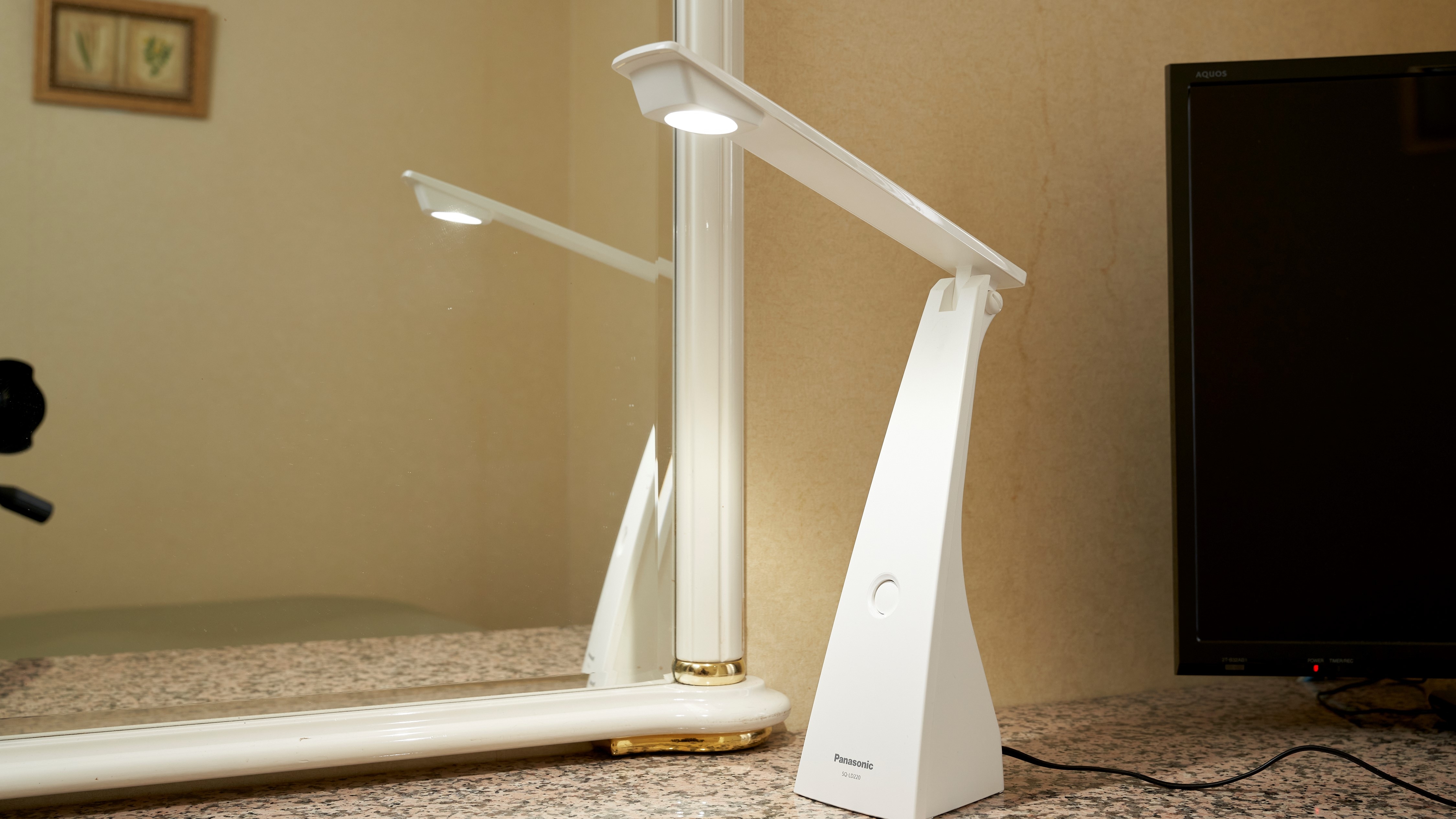 ★[Guest room] Desk lamp: Provides bright illumination for your hands while you work.