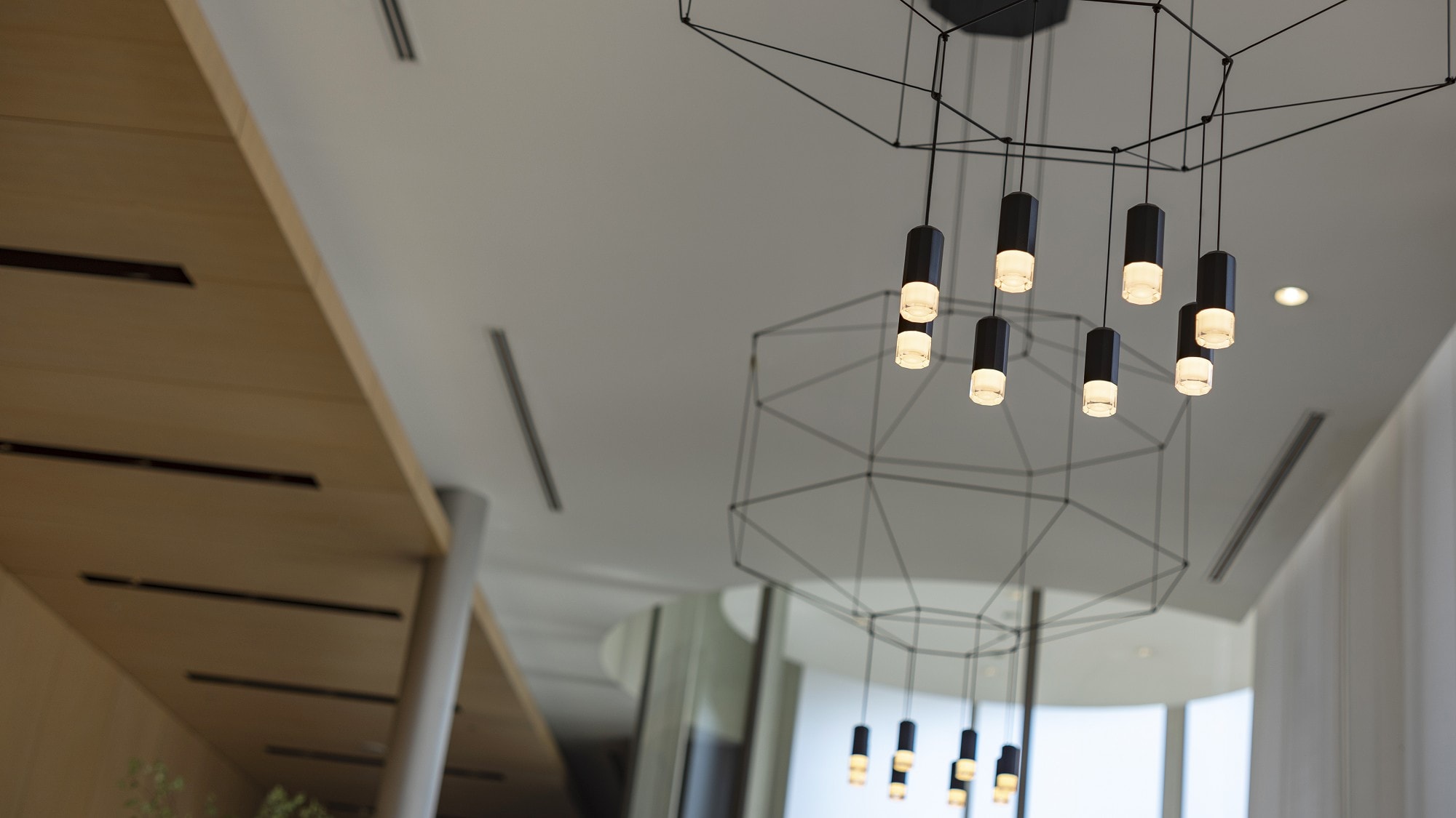 大堂充滿了來自玻璃窗牆壁的自然光