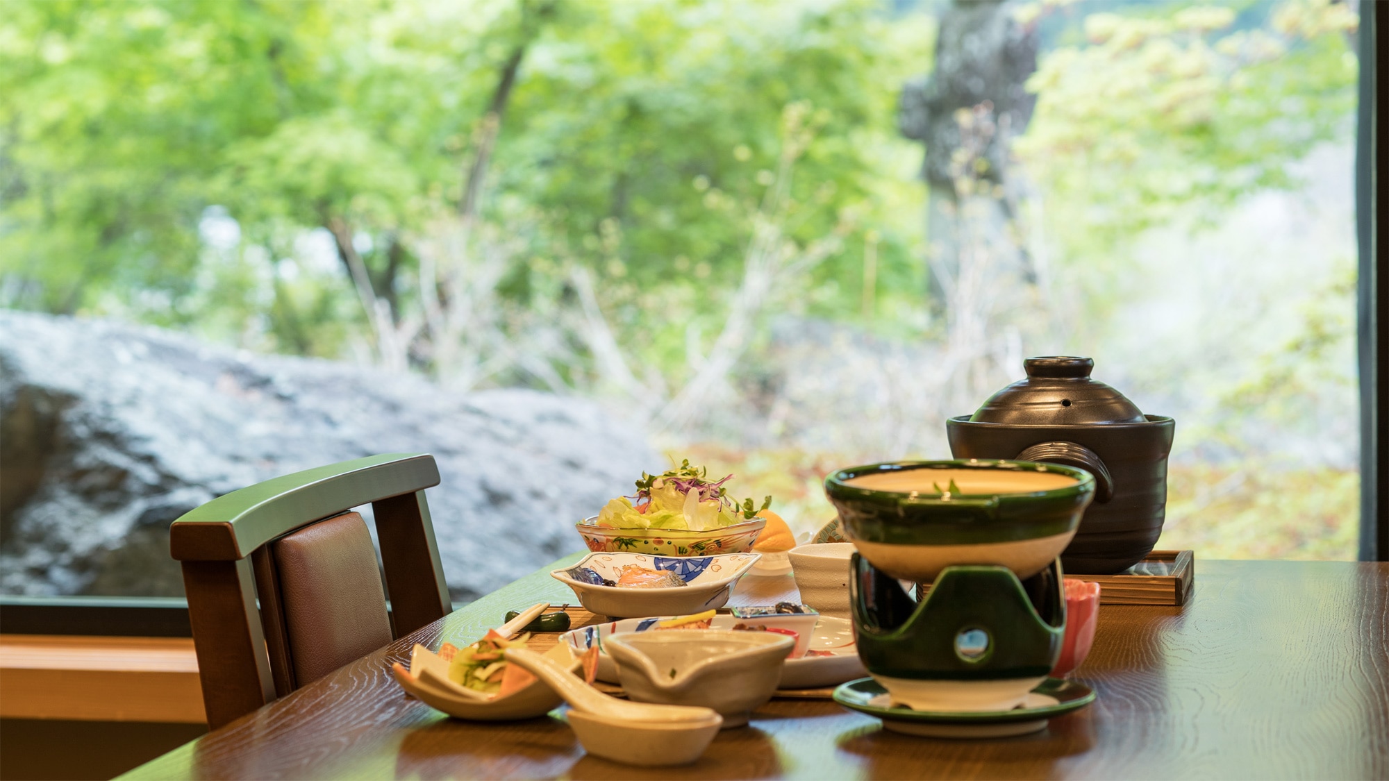 * Breakfast example / Breakfast at a restaurant overlooking the garden