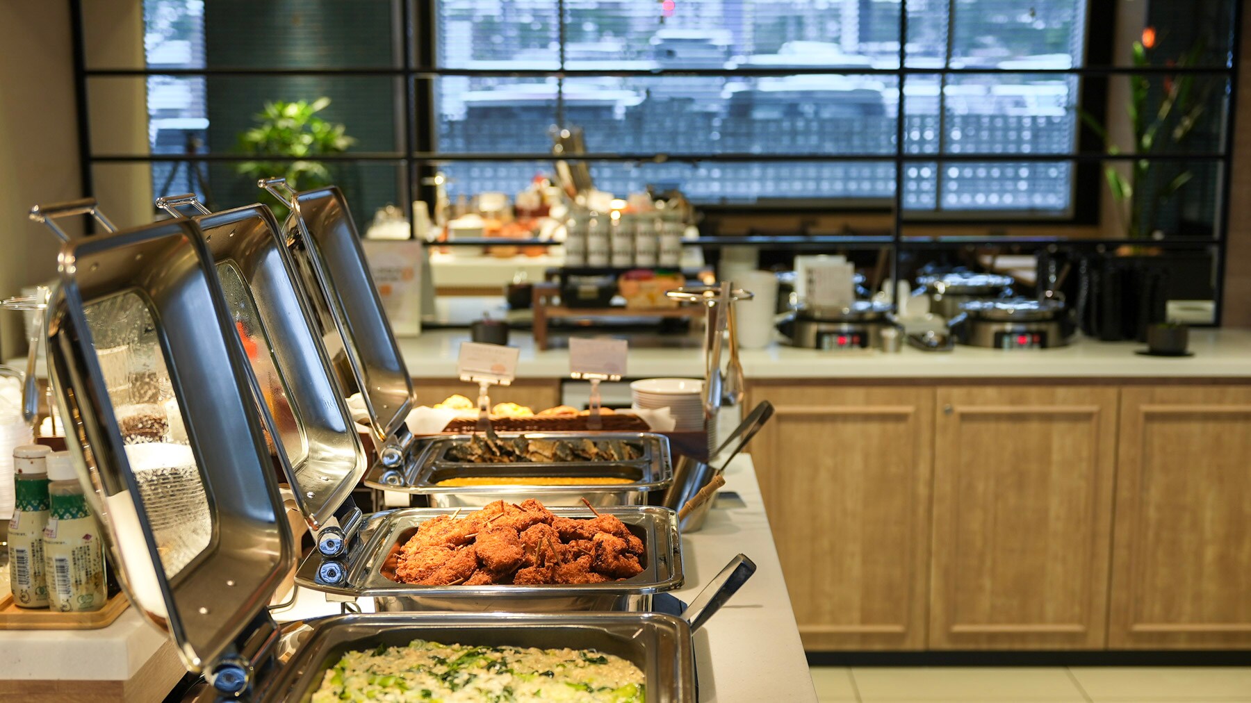 您可以享用日式料理和西式料理。