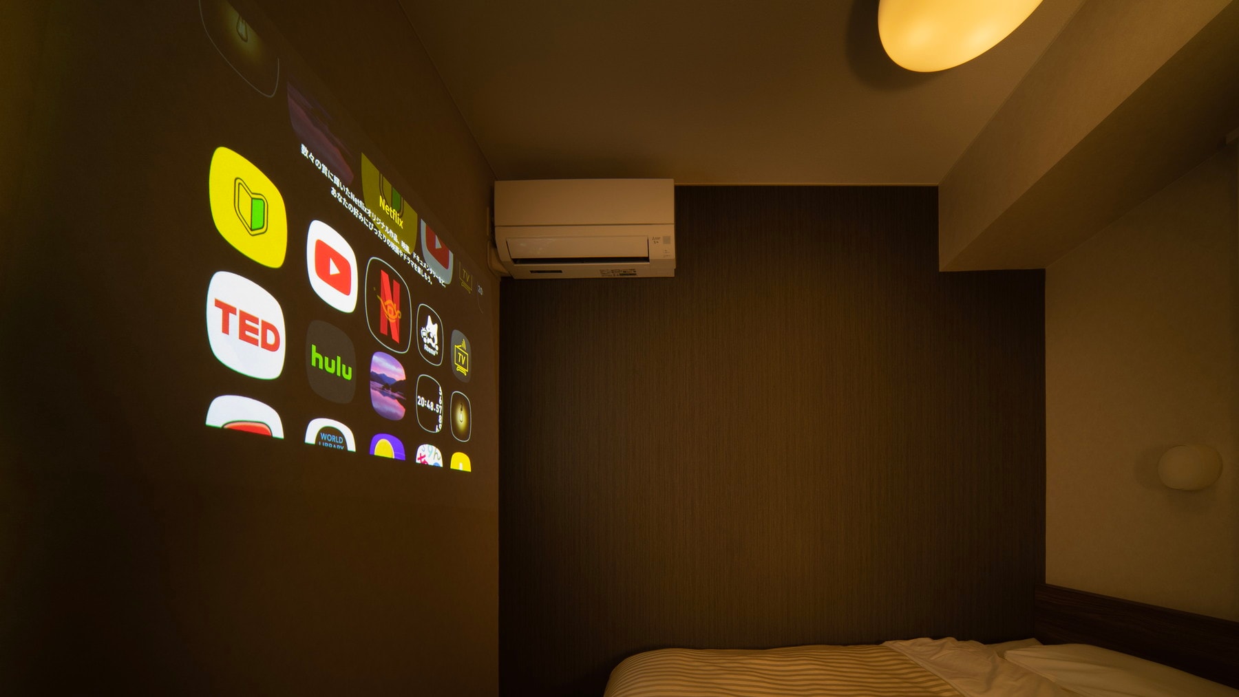 This is a room where you can watch a projector. *There is no TV.