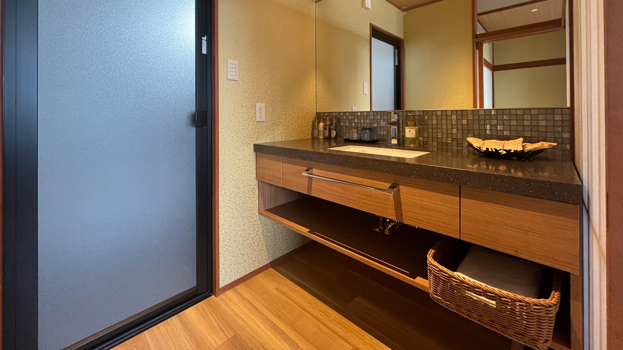 The new sink at Tsukuyomi. The tiled wall is lovely.