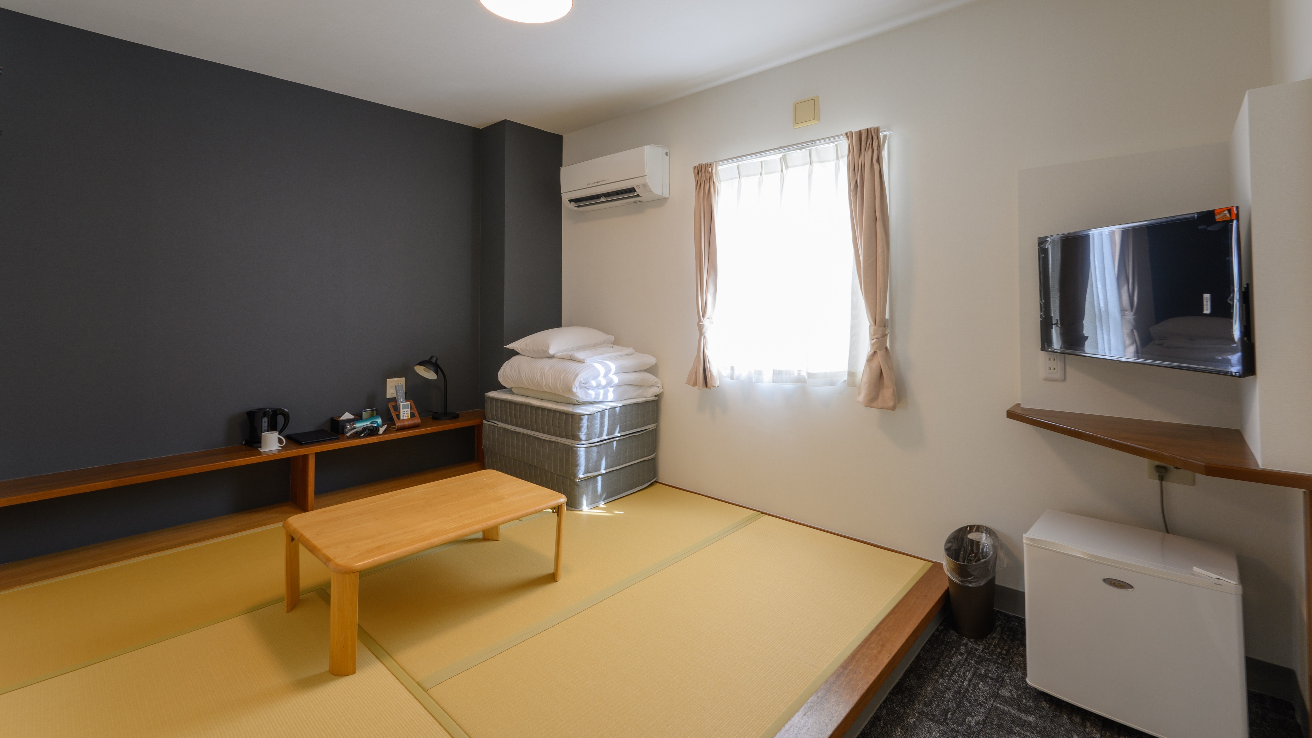 Japanese-style twin room/102cm wide low-type beds are available. (Example of a guest room)