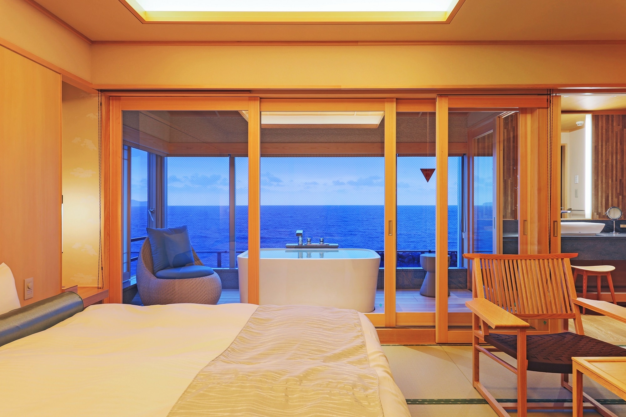 觀景浴室雙床現代日式房: 客房
