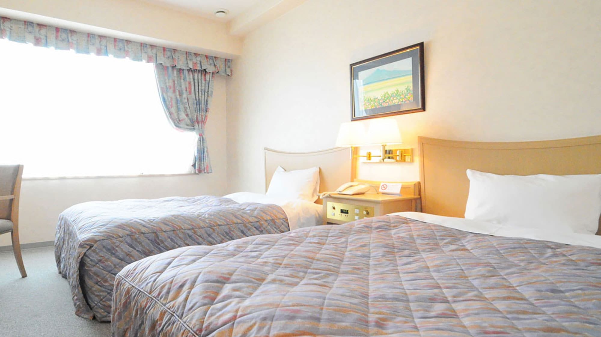 [Twin] A spacious and bright twin bedroom.