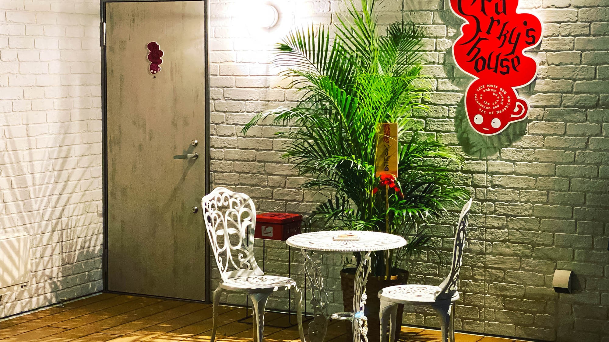 ・1F Entrance - Bask in the sun on the terrace in front of the entrance♪