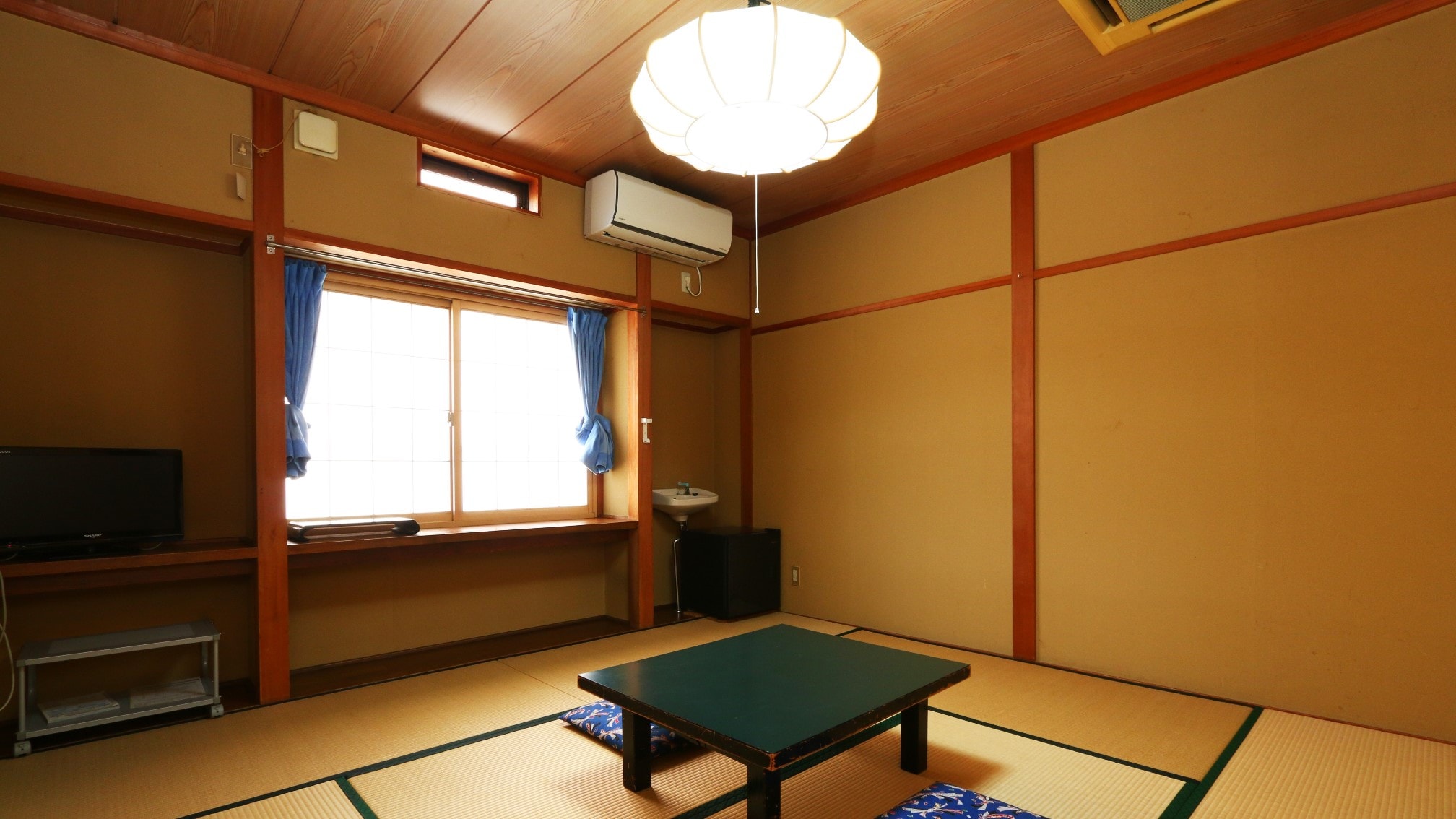□【Relaxing room】Japanese-style room with 8 tatami mats. We will assign it to you depending on the number of people.