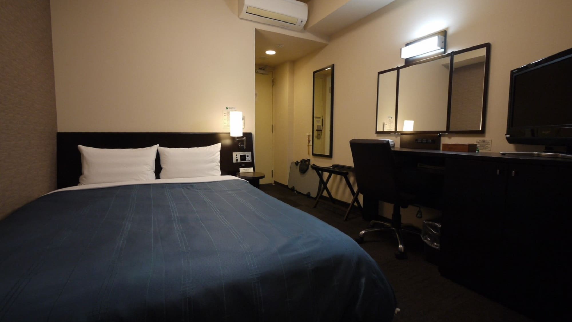 Kamar Semi-Double yang Nyaman