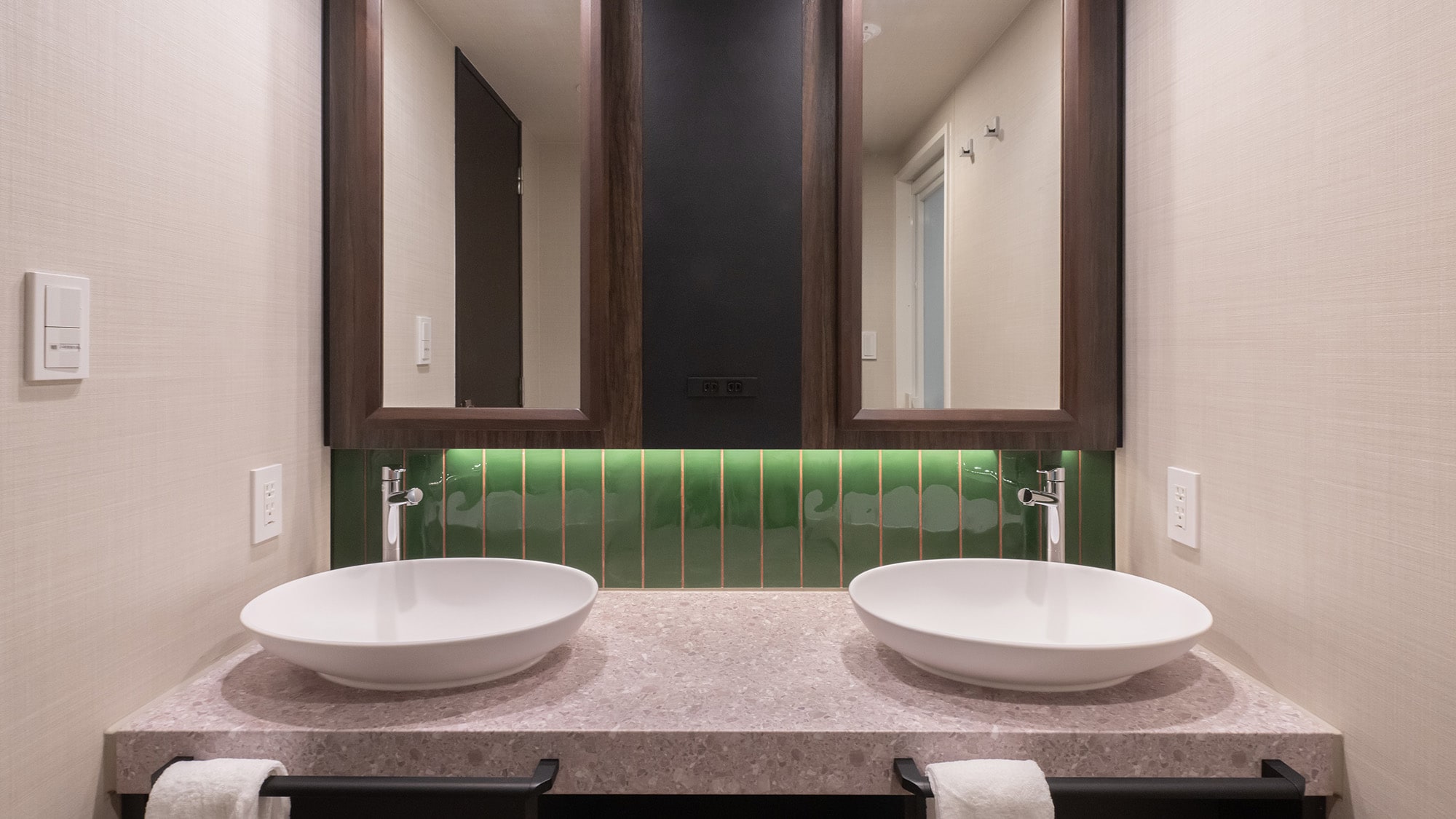 [Bathroom] Equipped with a double washbasin, popular with families and group trips.
