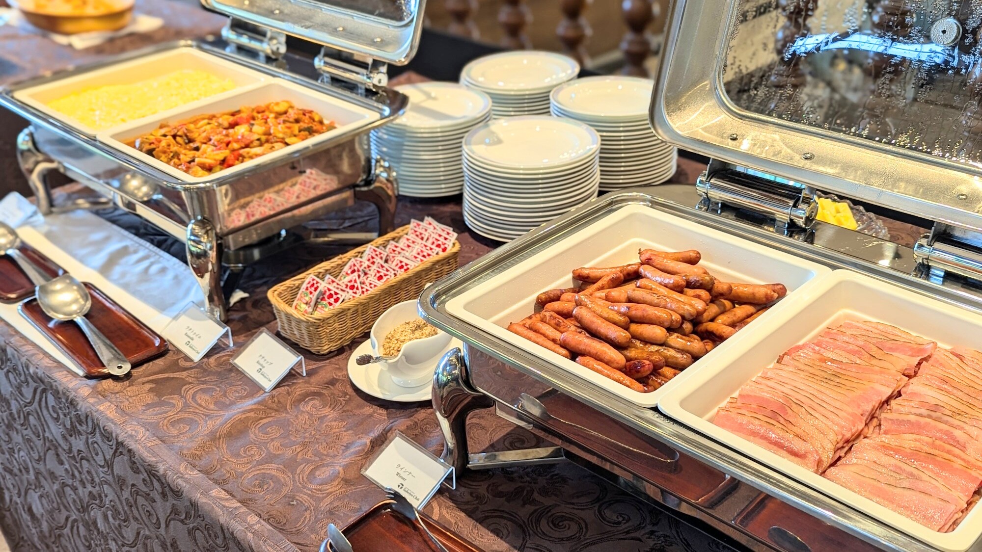 A breakfast buffet with a selection of Japanese and Western dishes *One example. A set menu may also be offered.