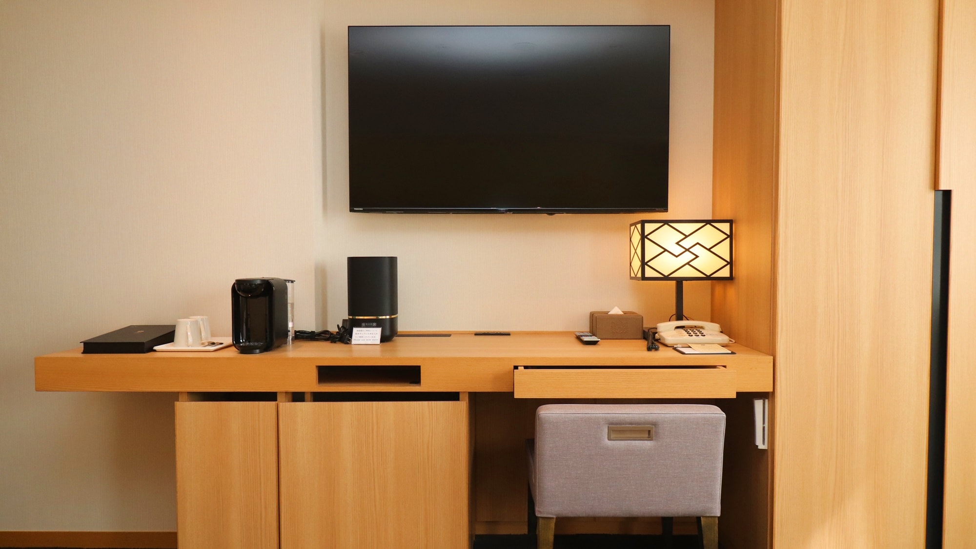 *[Stylish Twin L] Furnishings are all wood-toned. 50-inch TV installed.