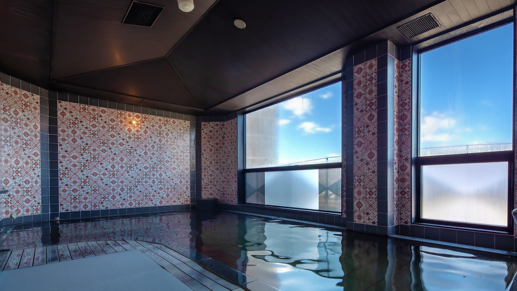 [Women's large communal bath] A luxurious rest where you can enjoy Lake Suwa, whose expression changes from moment to moment.