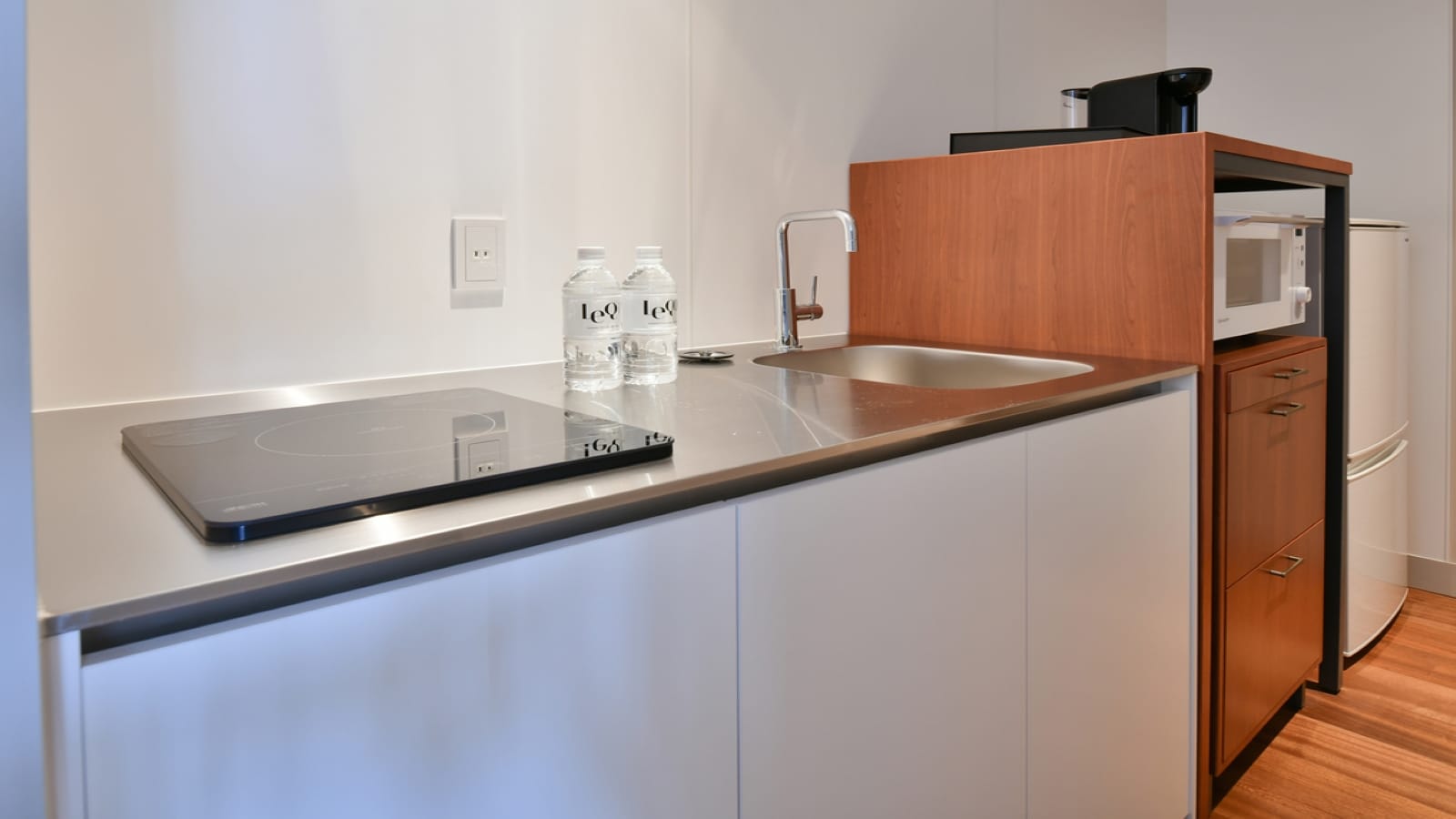 豪华尊贵房；房间内提供迷你厨房、微波炉和冰箱。