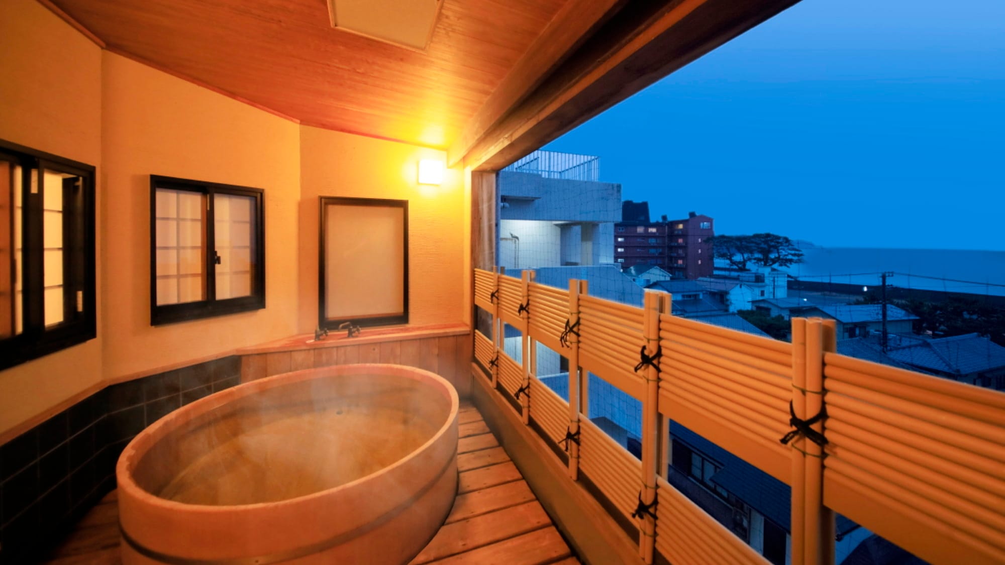 [Japanese-style room with open-air bath] Cypress open-air bath creates a private space (example)