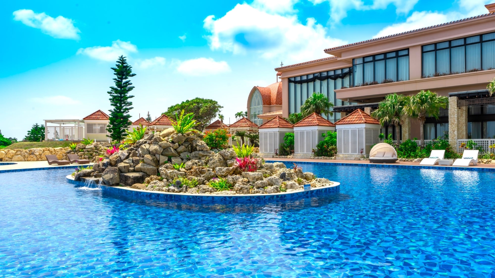 [Shigira Garden Pool] There is a kids' pool that is 60cm deep and a pool for toddlers that is 30-45cm deep.
