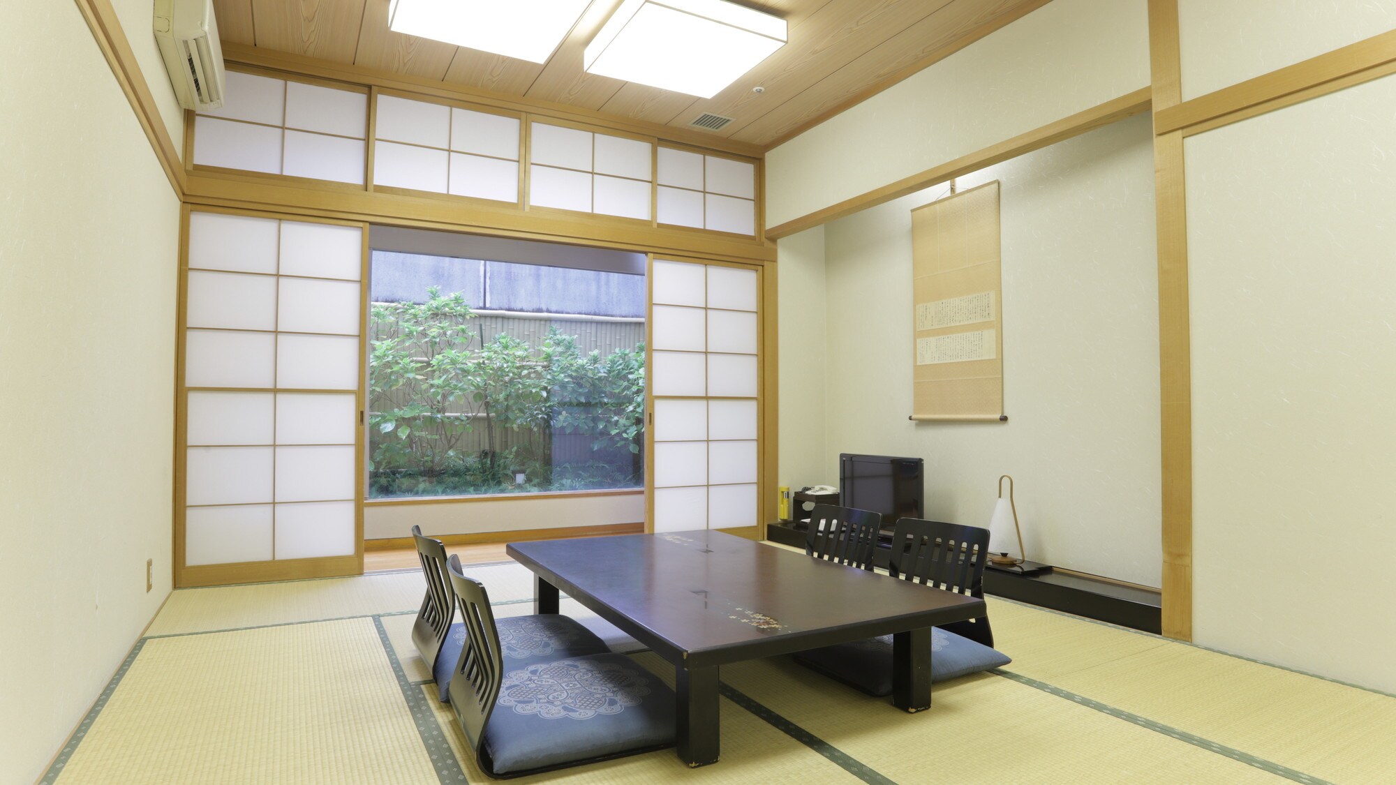 [Japanese-style room] Japanese-style room that can accommodate up to 4 people. (All rooms are non-smoking) *Bath and toilet included