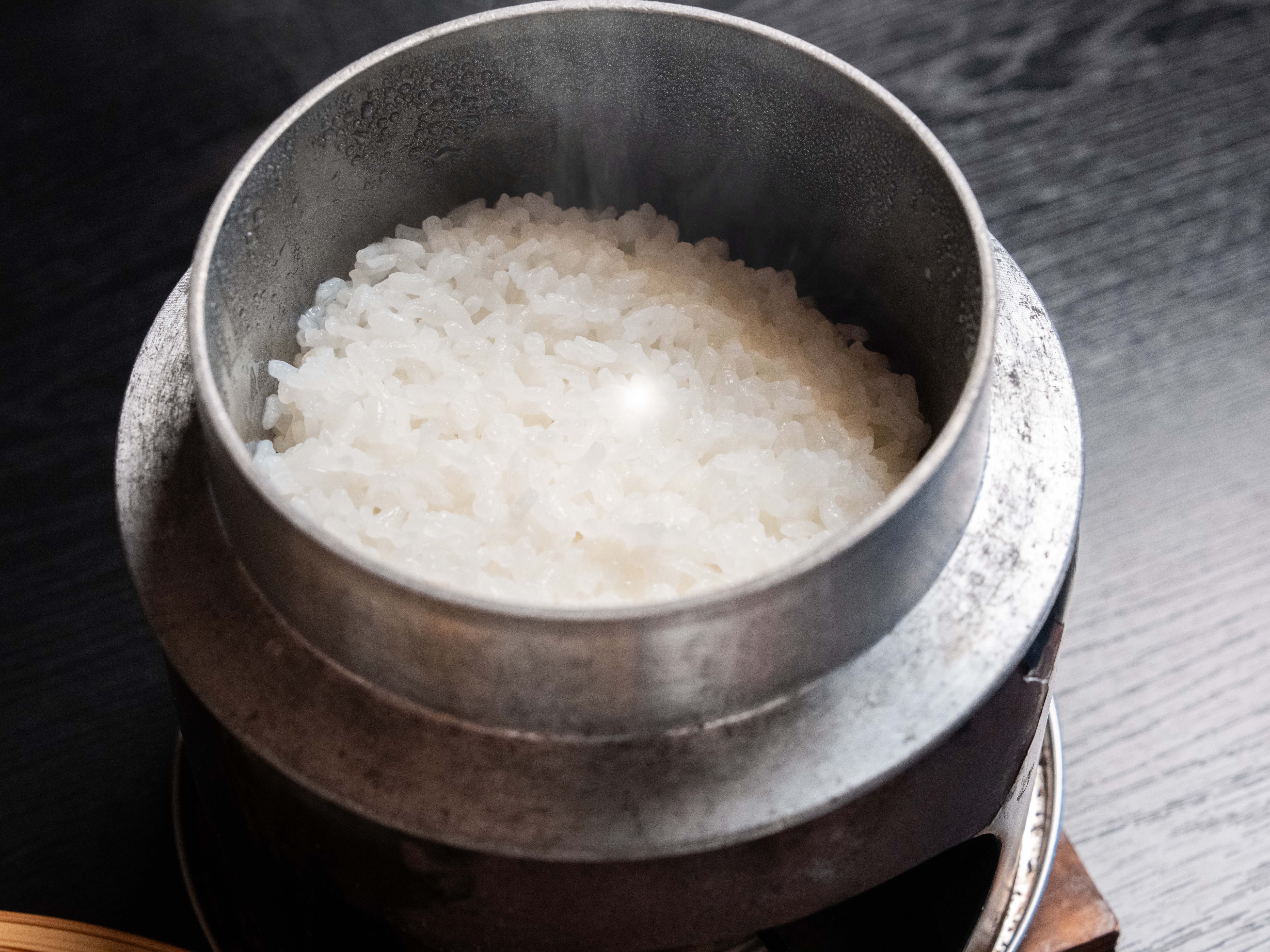 Nasi dalam panci tanah liat