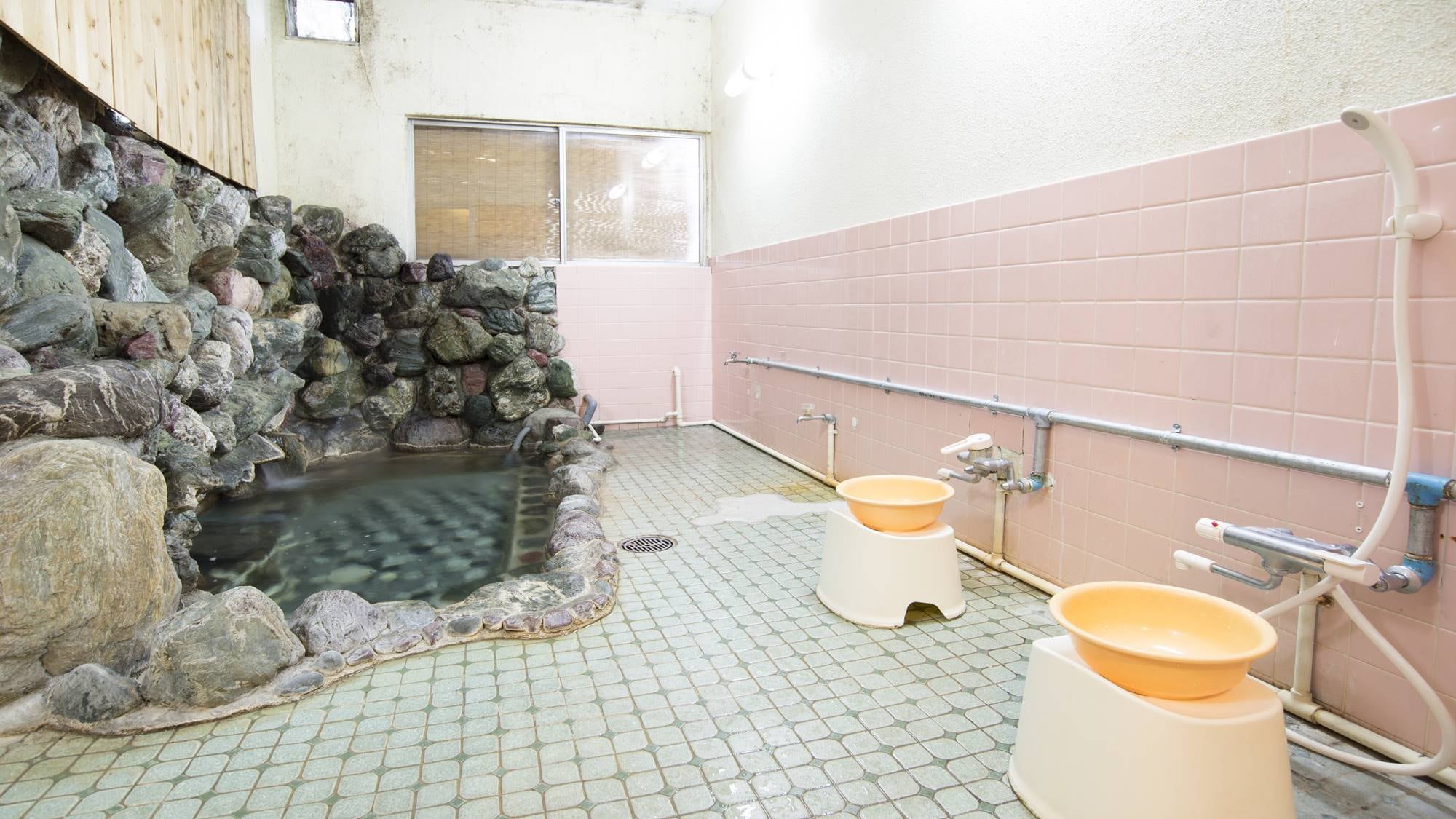 * [Hot springs (large communal bath, women)] The bathtub is made of Sanbashi, which is full of wildness.