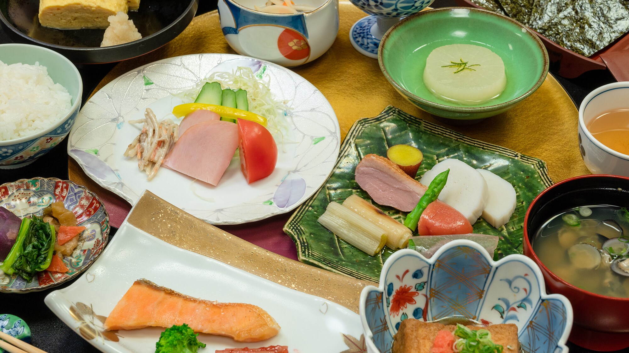 * 【早餐範例】享用以當地時令食材烹調的日式套餐，開啟美好的一天。