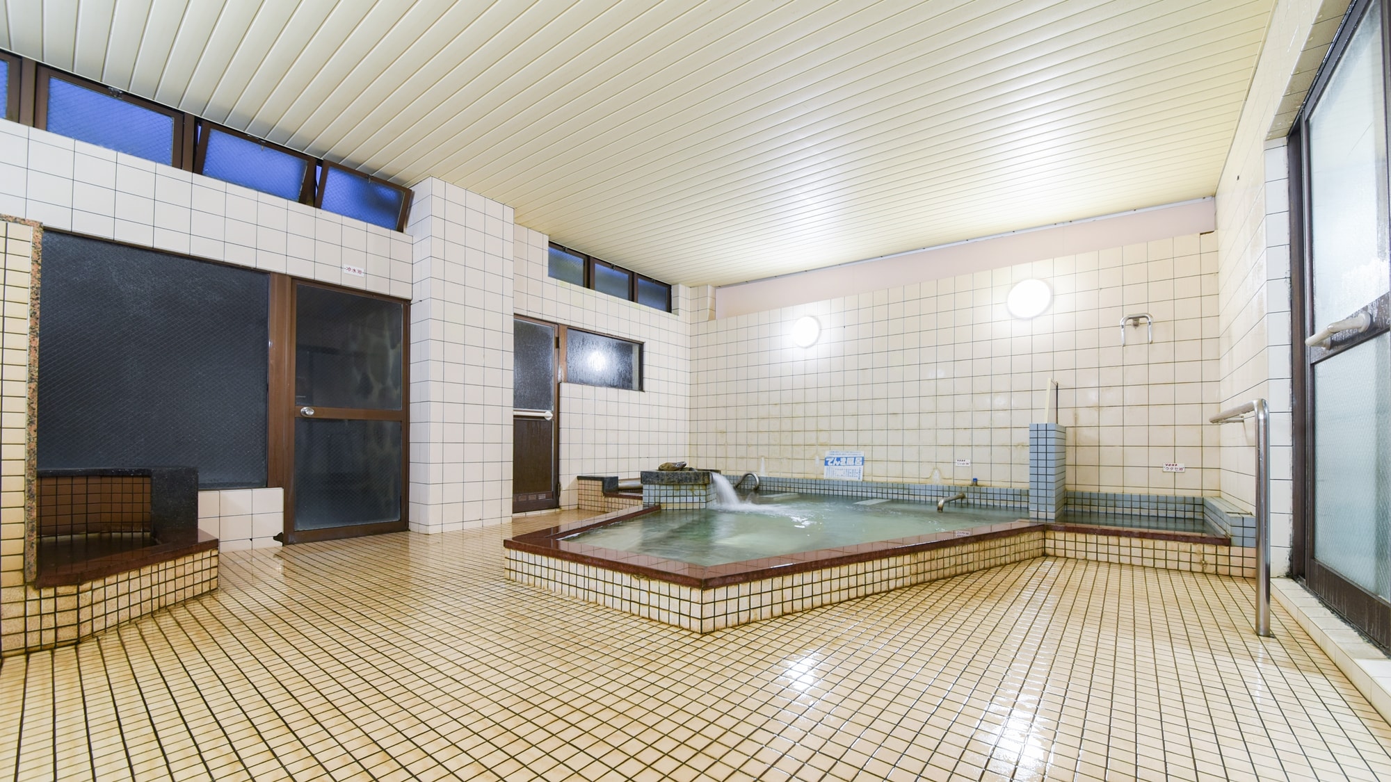 *[Large public bath/male] Available until 11pm at night and from 6am in the morning.