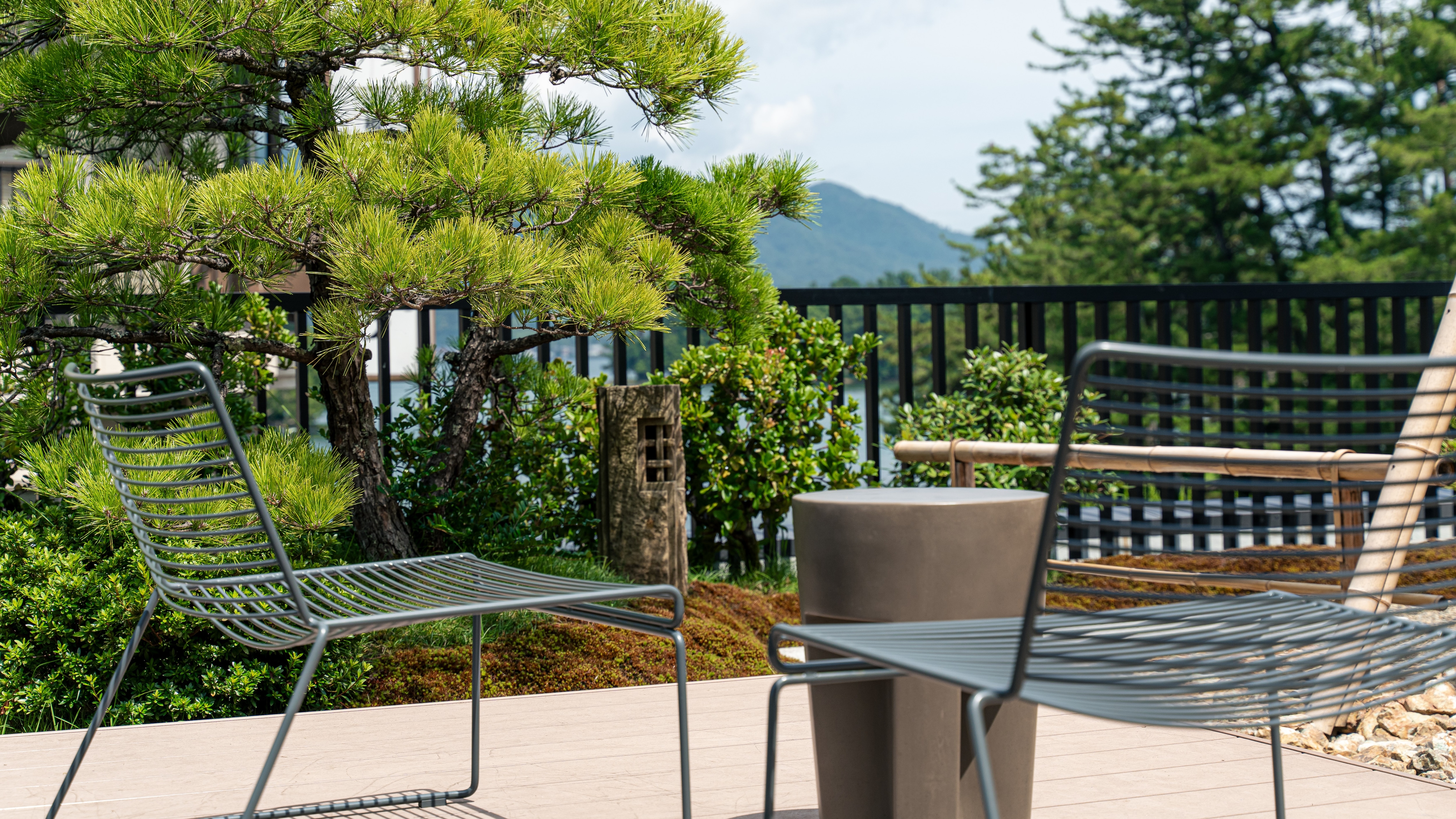 [Japanese-Western room with garden terrace overlooking Amanohashidate] Open-air garden terrace