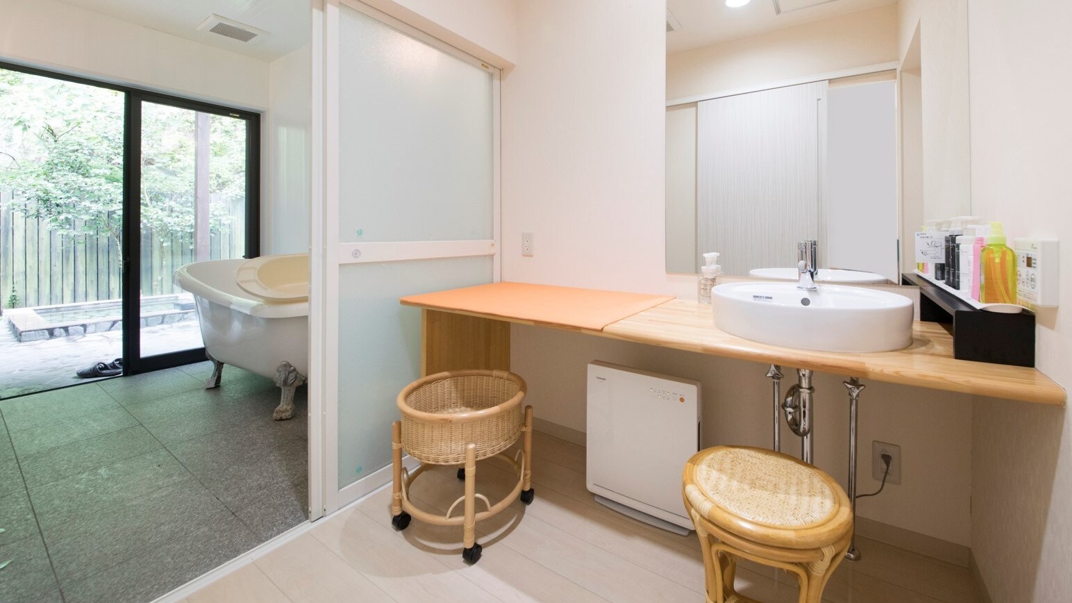 ■ Each room has a spacious and easy-to-use washbasin