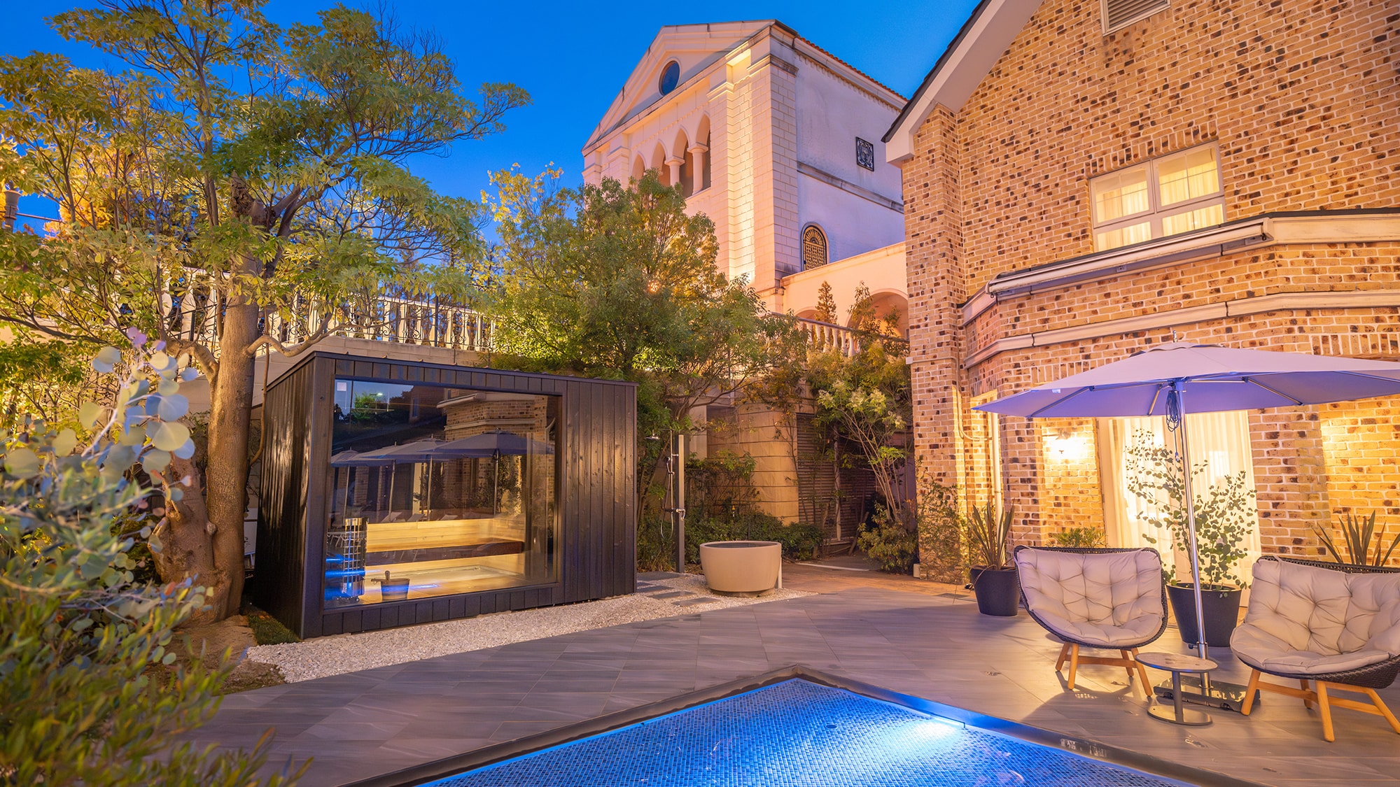 [Garden Pool] Enjoy a relaxing time while feeling the pleasant breeze.