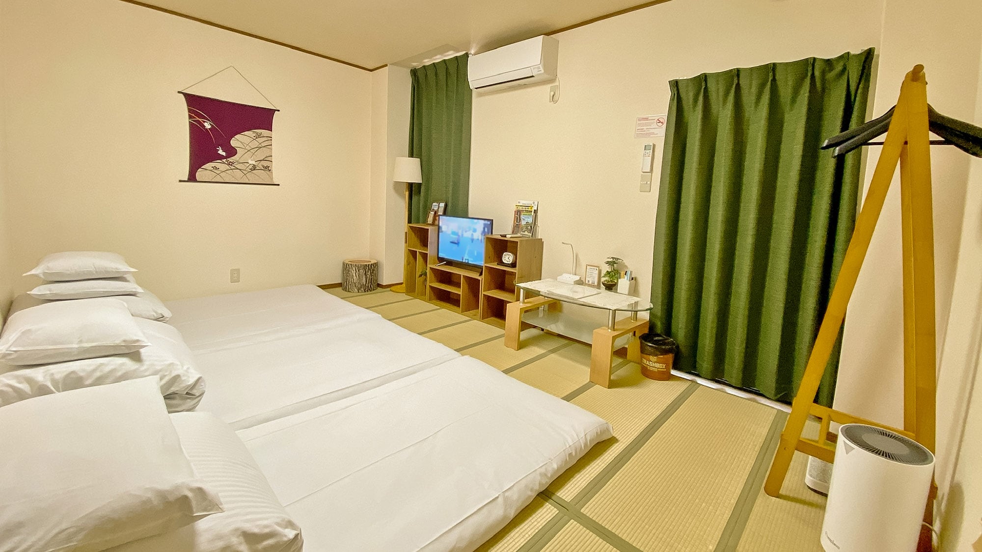 ・ [Japanese-style family room] Equipped with TV and air purifier