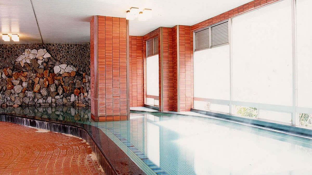 ◇ "ห้องอาบน้ำรวมขนาดใหญ่บนชั้น 2" ที่มองเห็นความเขียวขจีของทั้งสี่ฤดูกาลจากหน้าต่างบานใหญ่