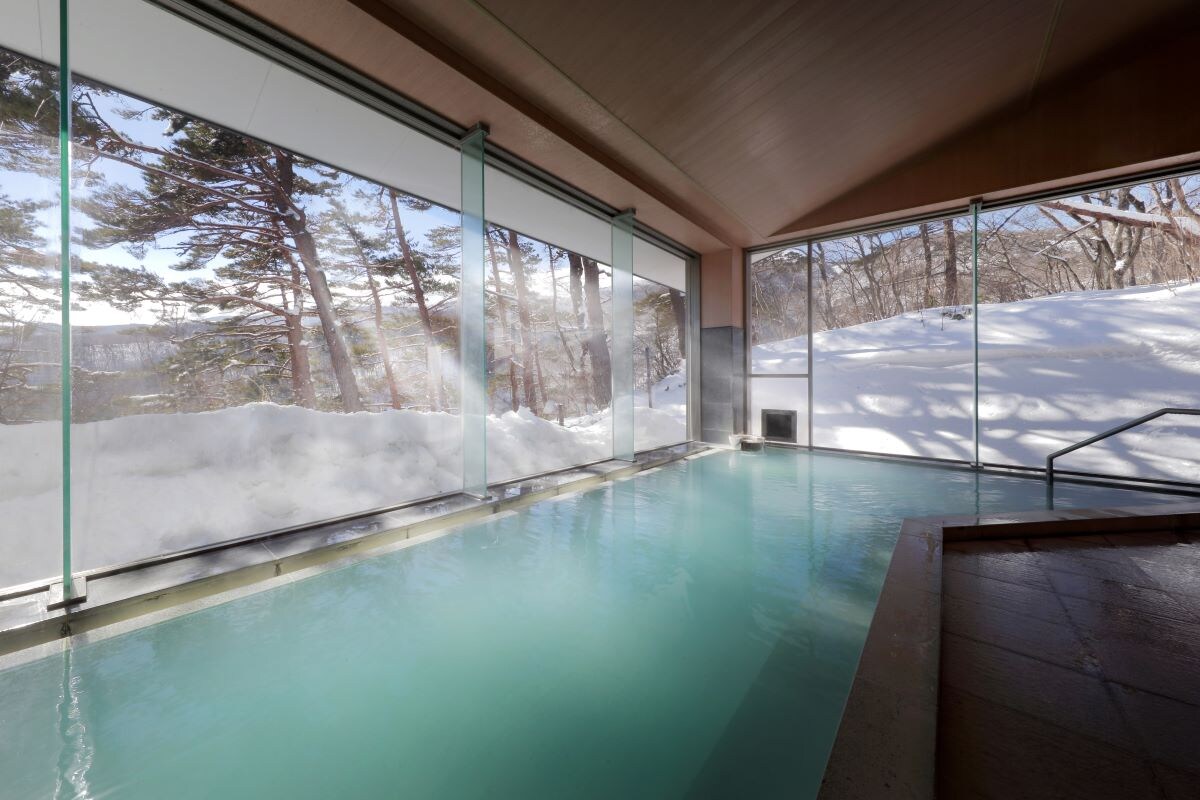 Large communal bath: The real thrill of winter-Yukimi bath-