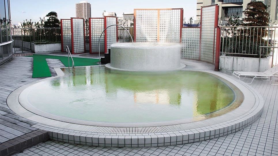 Outdoor jacuzzi in the gym (charged)