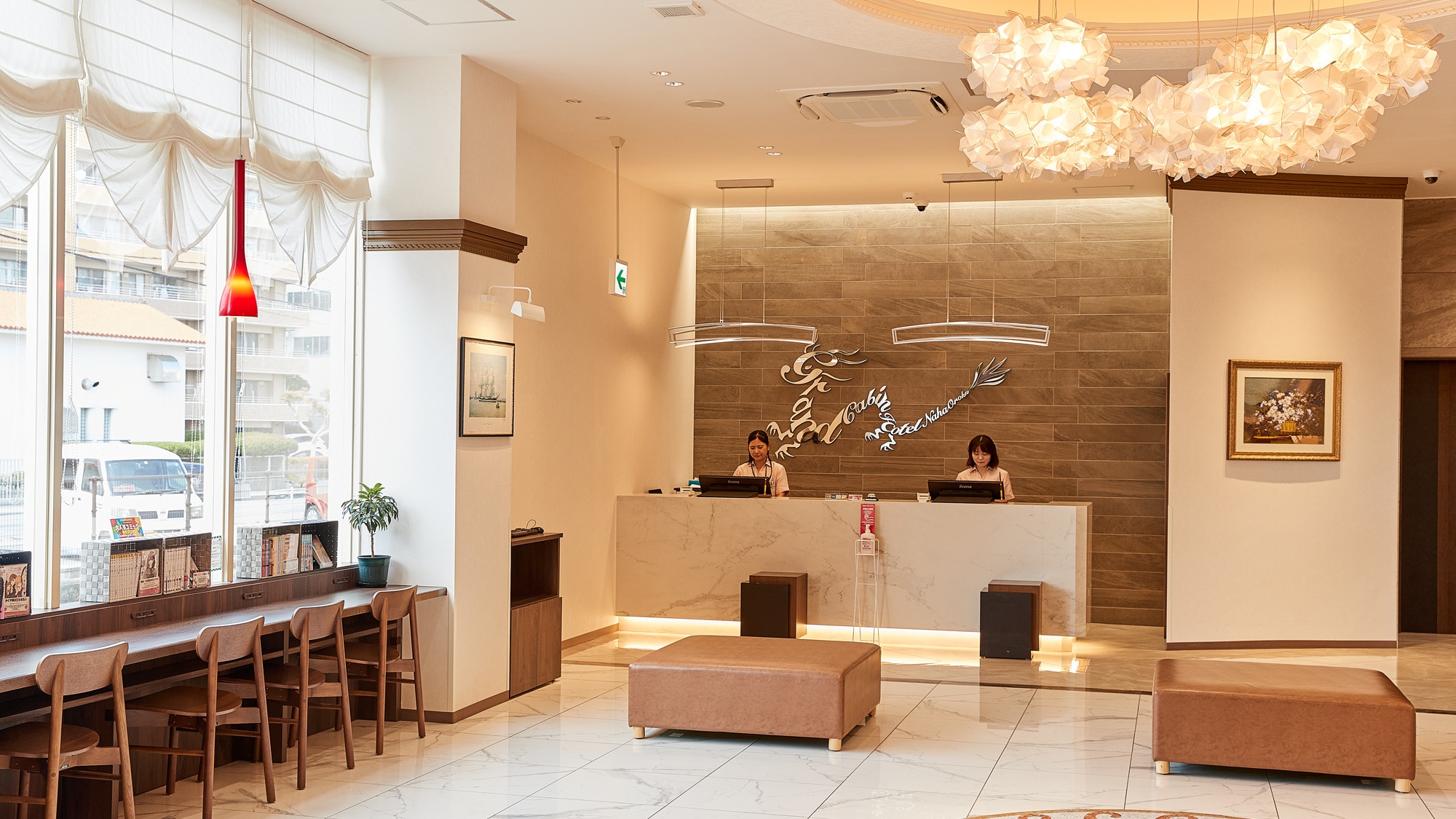 [Front desk] Open 24 hours a day.