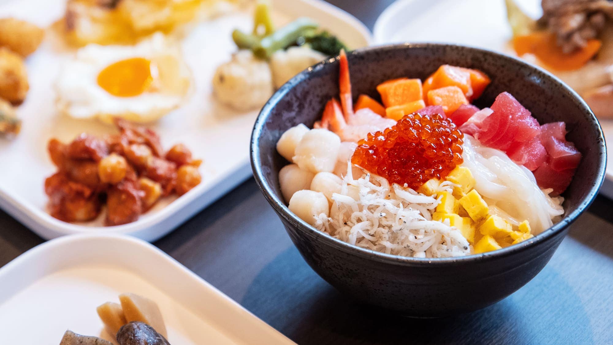 [Breakfast] A breakfast buffet featuring approximately 70 Japanese and Western dishes packed with the charms of Hokkaido, including a seafood bowl topped with as much ikura as you like.