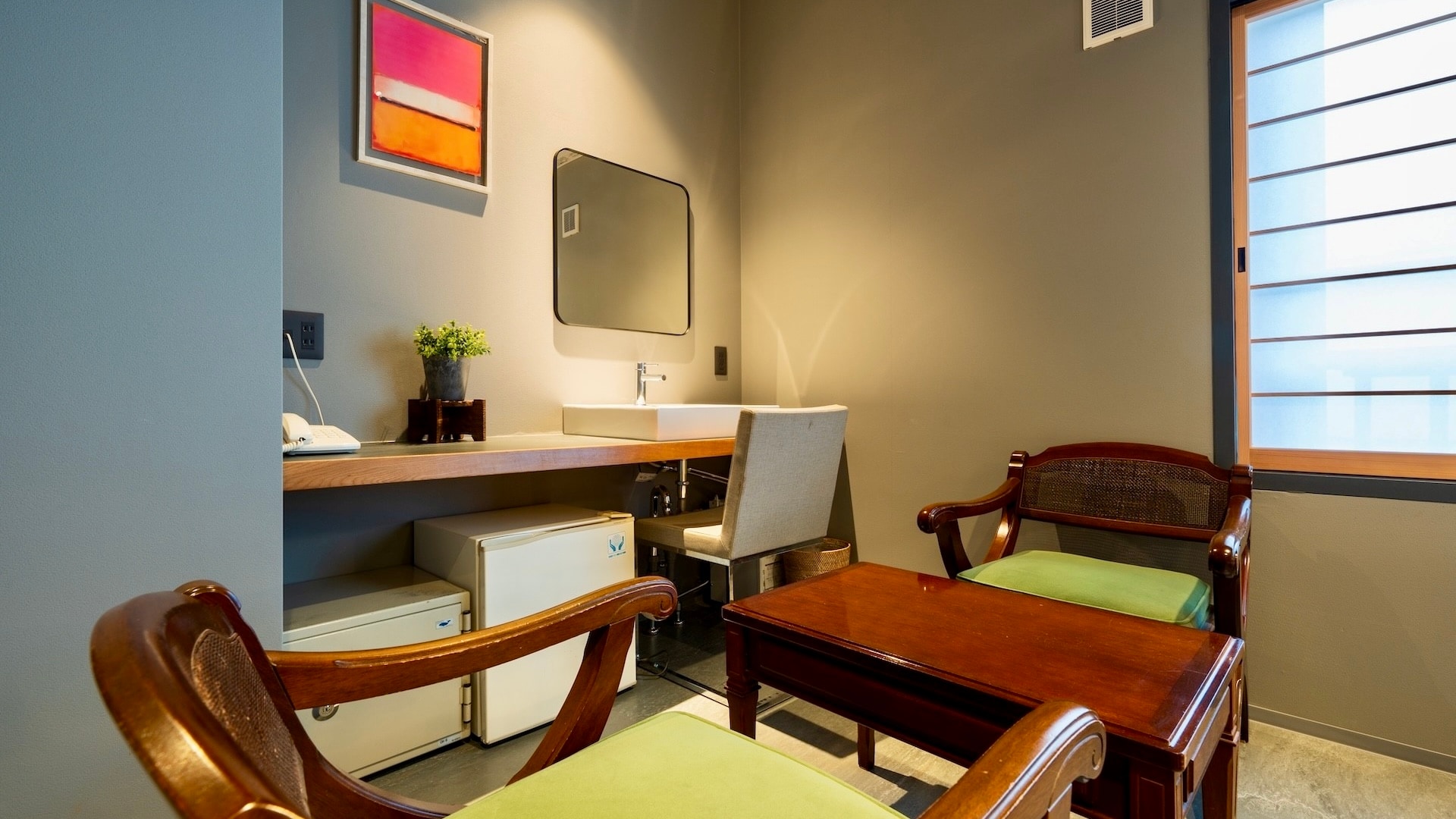 Room 2: Western-style room/twin