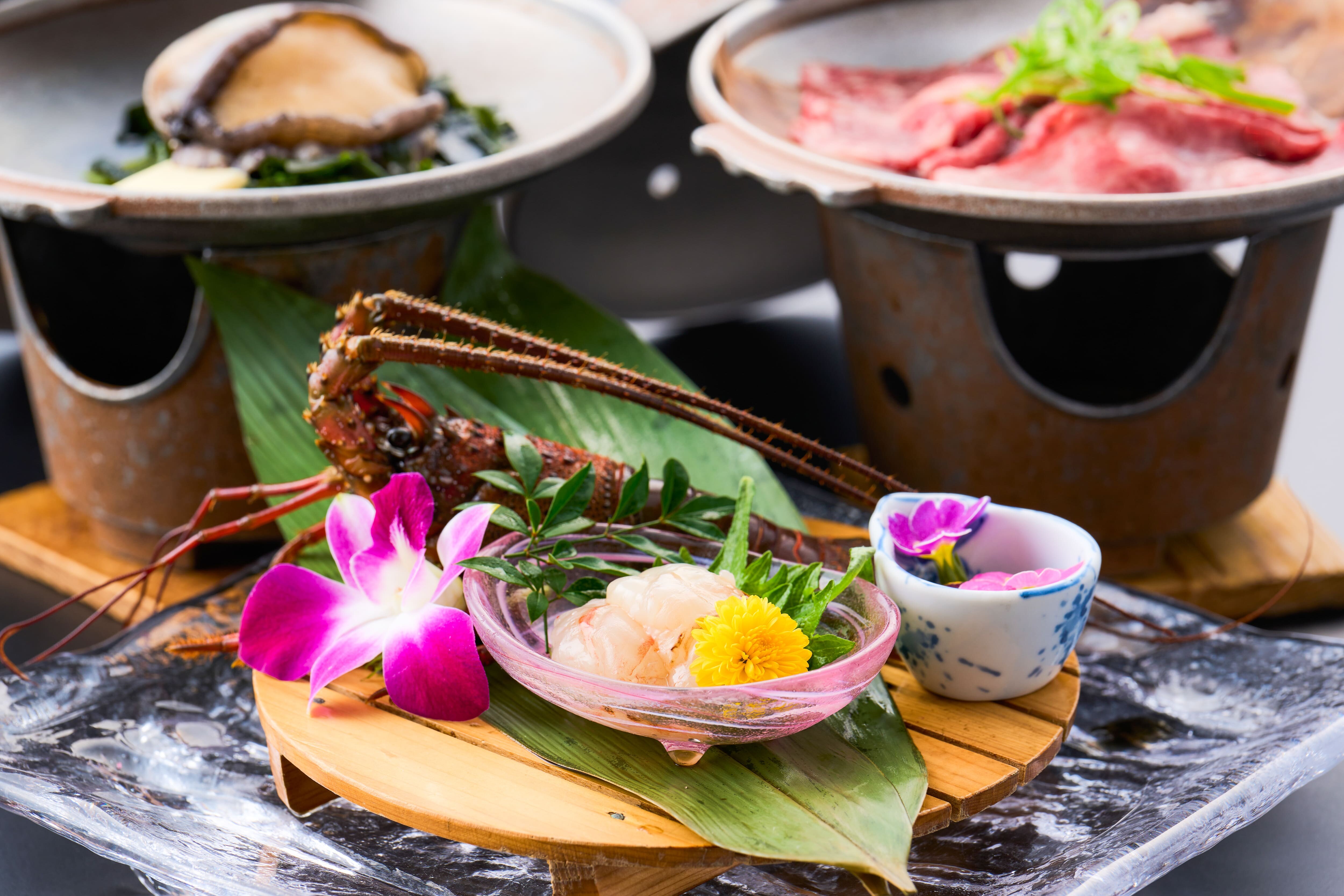 Lobster berduri, dipanggang dengan miso di atas daun magnolia, lobster berduri