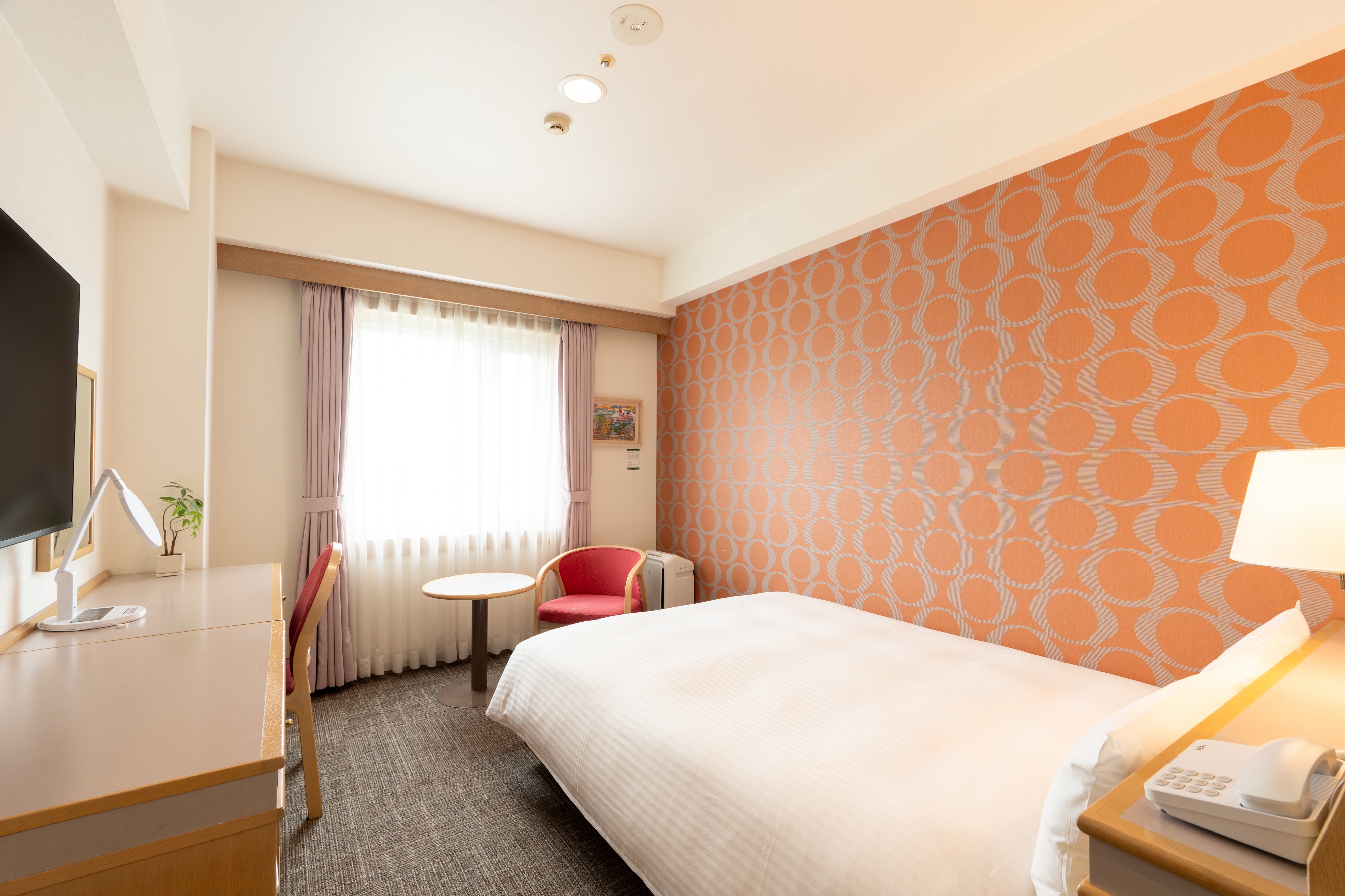 [Double Room ◇ 17 sq m] One 140 cm wide bed. Free Wi-Fi, smart TV, and air purifier included!