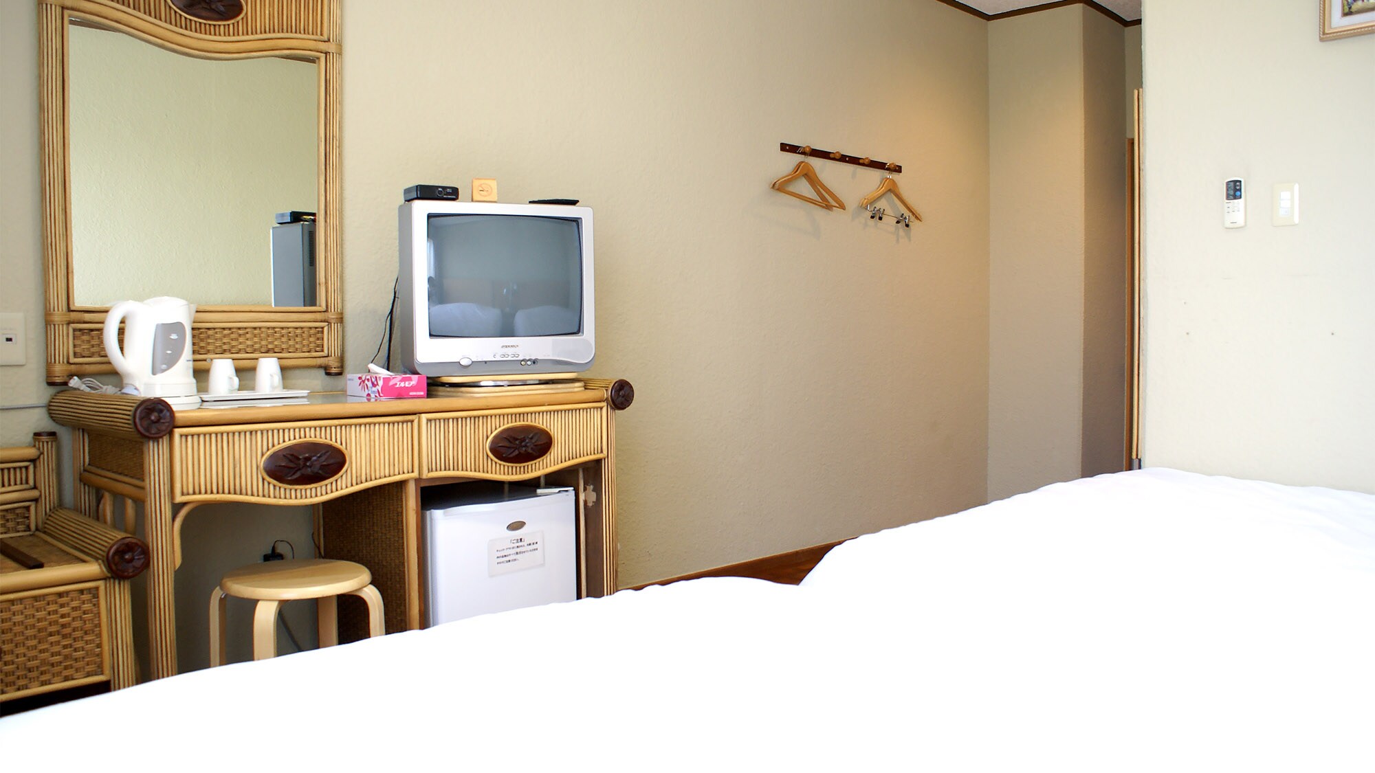 Kamar Twin Bagaimana kalau menonton TV sambil bersantai di tempat tidur?